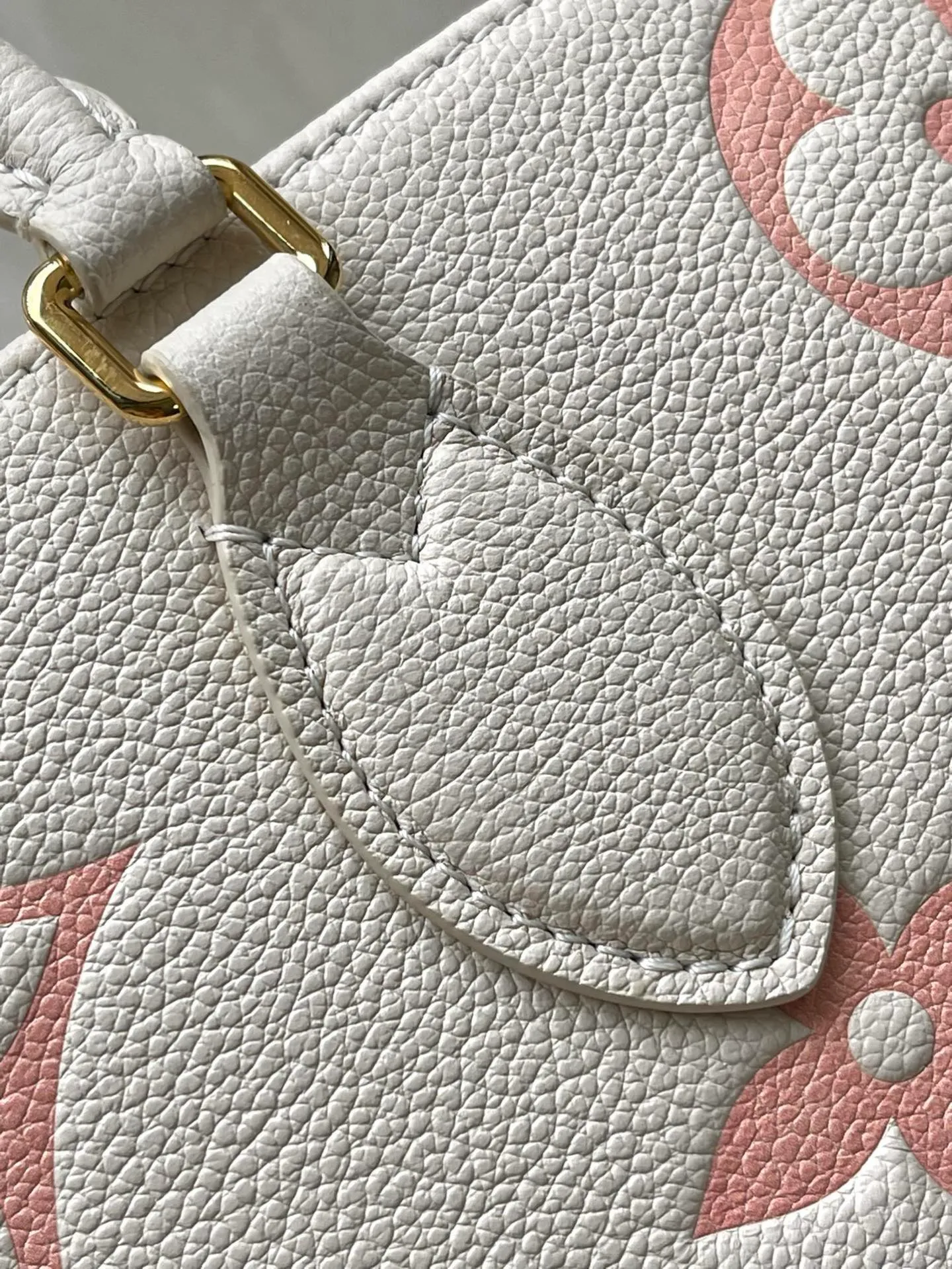 💰1120 (top layer leather) top original order M21575. Support counter inspection. Photos taken of duty-free goods are consistent with the product without unpacking. This product is an exclusive duty-free product in the market and is the highest-end product. Inspection is supported. This product has passed strict inspection and is flawless. Please wear gloves when touching the product. This product is not returnable or exchangeable. Please confirm the product first and then remove the label on the handle. This product is temporarily not open to the public, only regular customers, and is in short supply. Dimensions: 35 x 27 x 14 cm