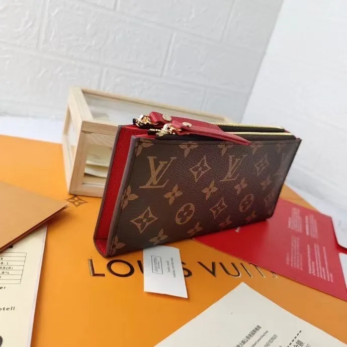 P130💰M61269 brown super practical model, still popular! Official website sync version! Combining Louis Vuitton's classic Monogram canvas material with a bright colored leather lining, the stylish Adele wallet features a modern thin design, two leather zippers and a magnetic clasp for easy opening. It also works as a clutch. 12 credit card slots, 2 zippered compartments for coins or a smartphone, 2 flat interior pockets, embossed cowhide leather lining, shiny gold-tone hardware. Size: 21.9.2