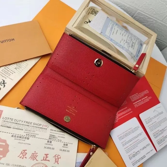 P130💰M61269 brown super practical model, still popular! Official website sync version! Combining Louis Vuitton's classic Monogram canvas material with a bright colored leather lining, the stylish Adele wallet features a modern thin design, two leather zippers and a magnetic clasp for easy opening. It also works as a clutch. 12 credit card slots, 2 zippered compartments for coins or a smartphone, 2 flat interior pockets, embossed cowhide leather lining, shiny gold-tone hardware. Size: 21.9.2