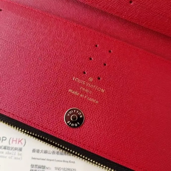 P130💰M61269 brown super practical model, still popular! Official website sync version! Combining Louis Vuitton's classic Monogram canvas material with a bright colored leather lining, the stylish Adele wallet features a modern thin design, two leather zippers and a magnetic clasp for easy opening. It also works as a clutch. 12 credit card slots, 2 zippered compartments for coins or a smartphone, 2 flat interior pockets, embossed cowhide leather lining, shiny gold-tone hardware. Size: 21.9.2