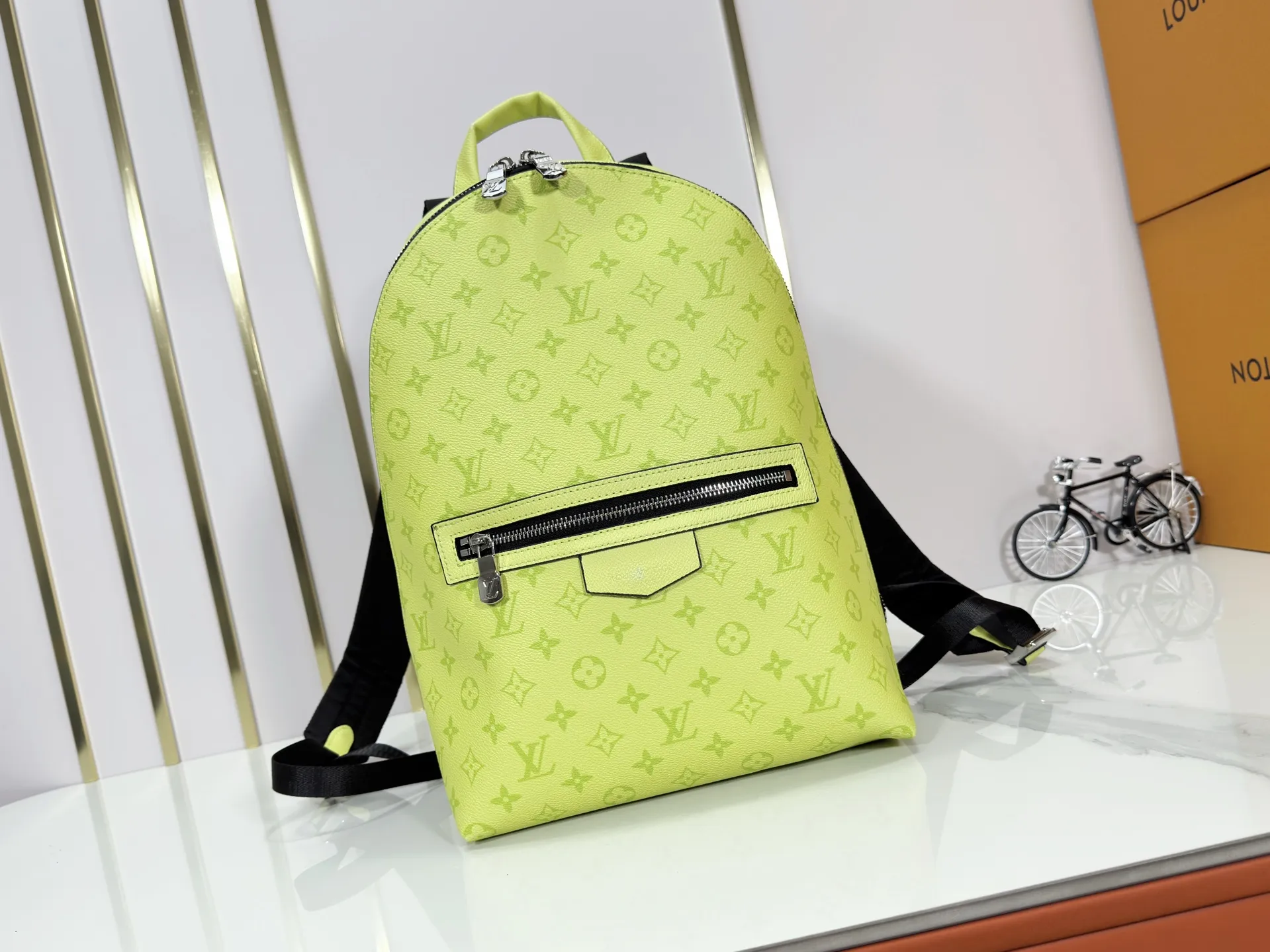 P300 upgraded original M14020 black flower. Lime green. Presbyopia. Black check This Discovery Slim double shoulder bag is made of Monogram Eclipse coated canvas. It has a compact structure and can be integrated into the laptop pocket. It can easily be used in business, leisure or leisure occasions with a trendy attitude. The adjustable shoulder straps with fabric lining enhance the comfortable carrying experience, and the zippered front pocket makes it easy to store daily necessities. Size:38x13x28cm