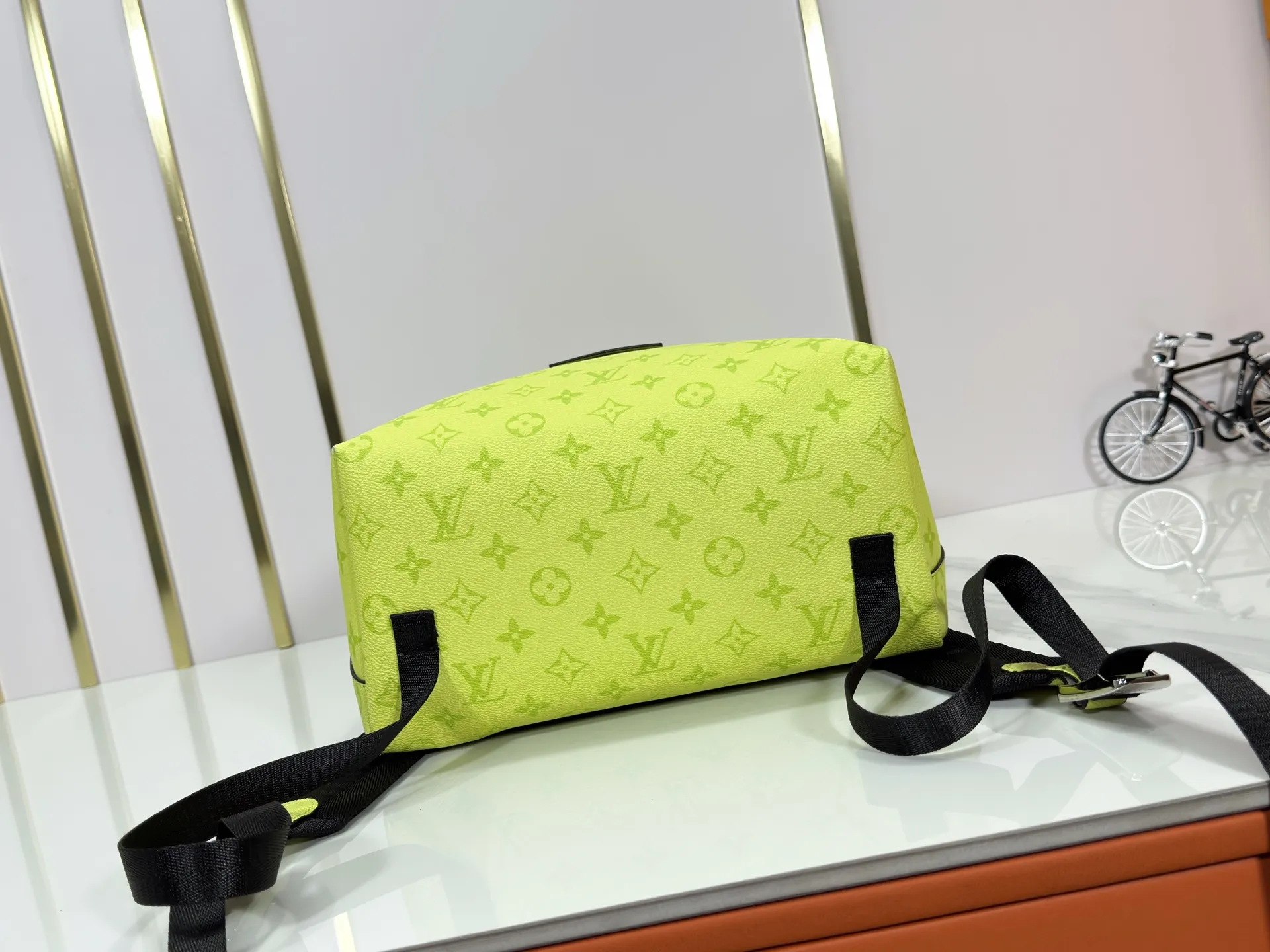 P300 upgraded original M14020 black flower. Lime green. Presbyopia. Black check This Discovery Slim double shoulder bag is made of Monogram Eclipse coated canvas. It has a compact structure and can be integrated into the laptop pocket. It can easily be used in business, leisure or leisure occasions with a trendy attitude. The adjustable shoulder straps with fabric lining enhance the comfortable carrying experience, and the zippered front pocket makes it easy to store daily necessities. Size:38x13x28cm