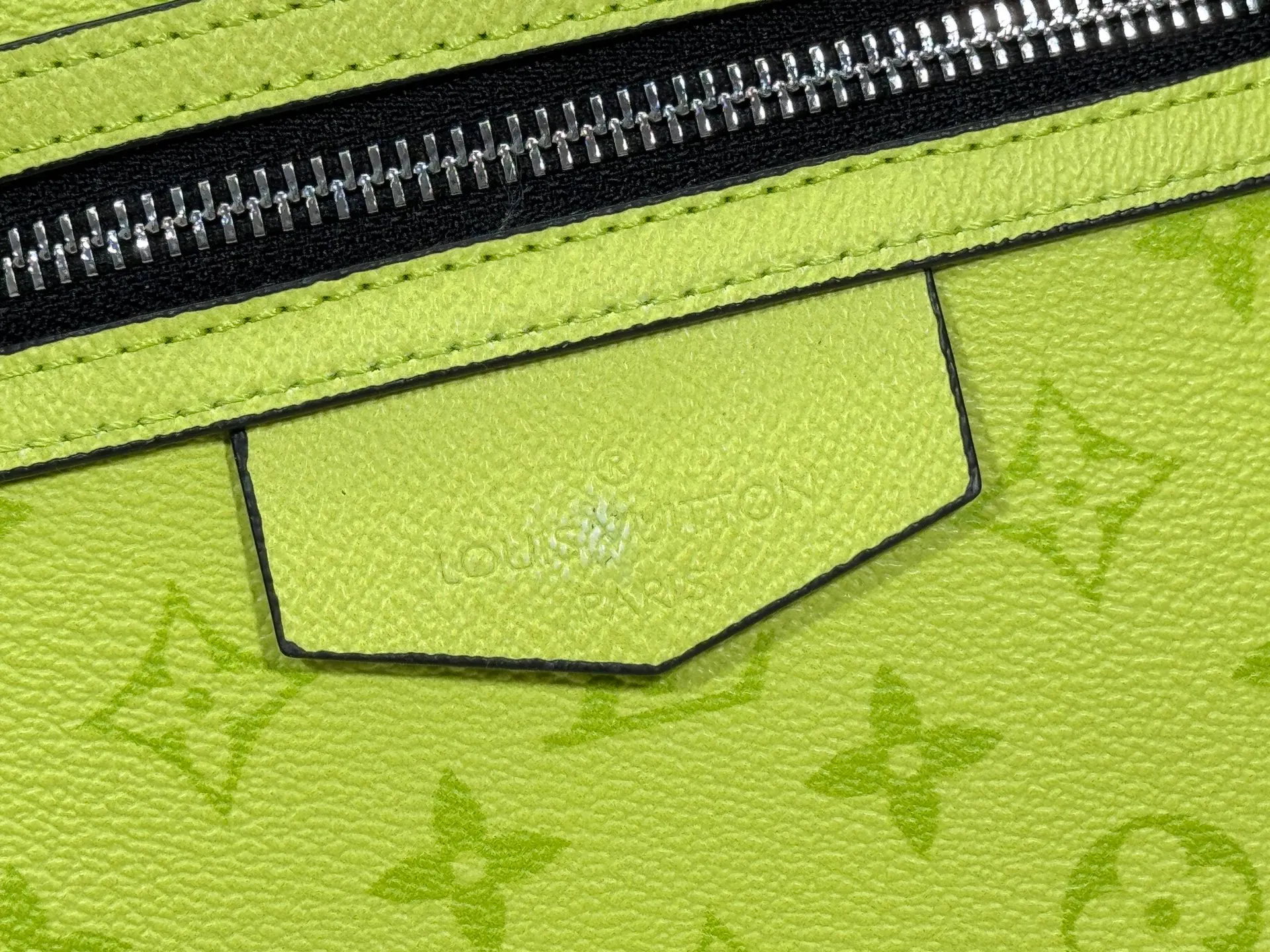 P300 upgraded original M14020 black flower. Lime green. Presbyopia. Black check This Discovery Slim double shoulder bag is made of Monogram Eclipse coated canvas. It has a compact structure and can be integrated into the laptop pocket. It can easily be used in business, leisure or leisure occasions with a trendy attitude. The adjustable shoulder straps with fabric lining enhance the comfortable carrying experience, and the zippered front pocket makes it easy to store daily necessities. Size:38x13x28cm