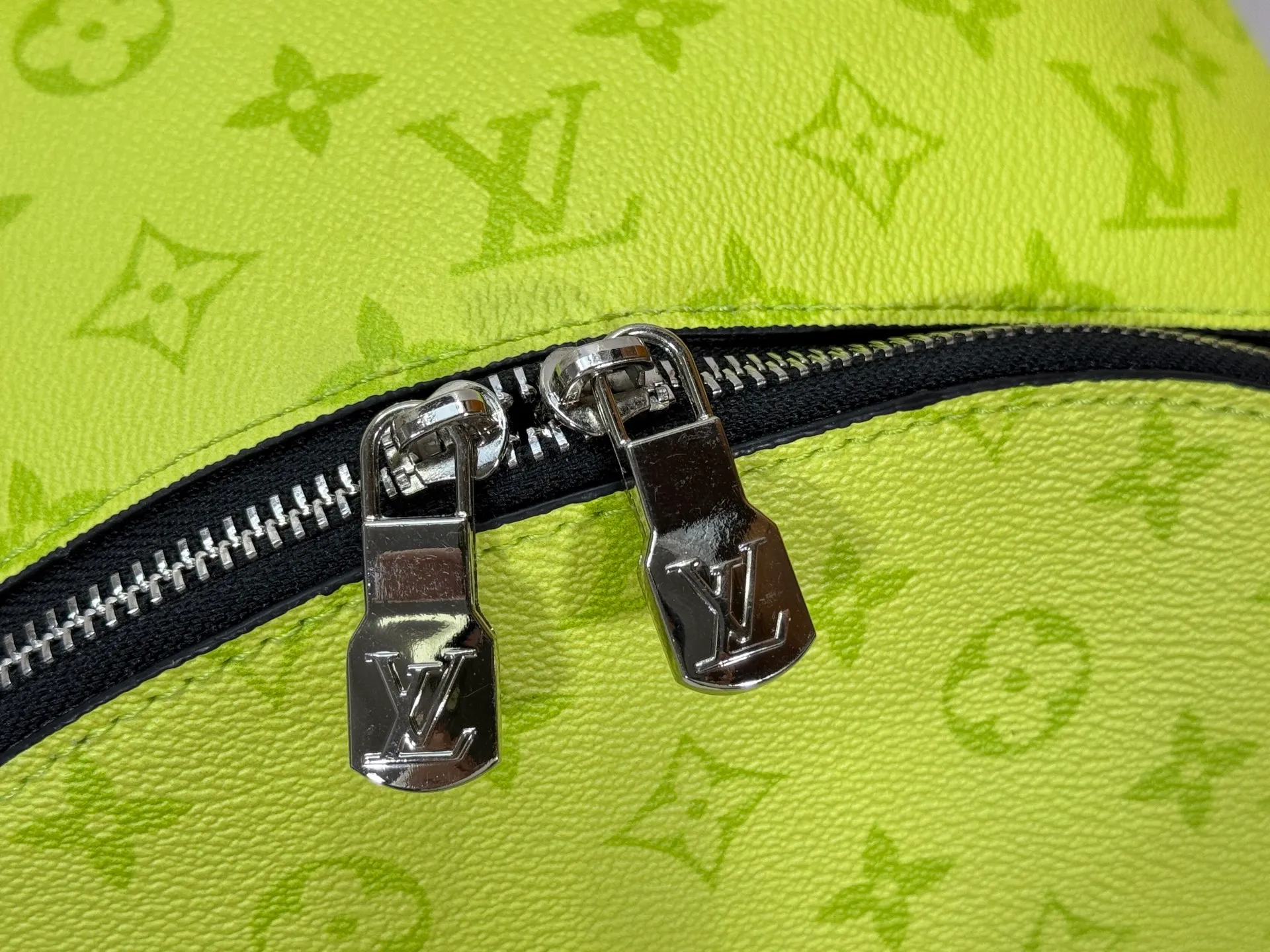 P300 upgraded original M14020 black flower. Lime green. Presbyopia. Black check This Discovery Slim double shoulder bag is made of Monogram Eclipse coated canvas. It has a compact structure and can be integrated into the laptop pocket. It can easily be used in business, leisure or leisure occasions with a trendy attitude. The adjustable shoulder straps with fabric lining enhance the comfortable carrying experience, and the zippered front pocket makes it easy to store daily necessities. Size:38x13x28cm