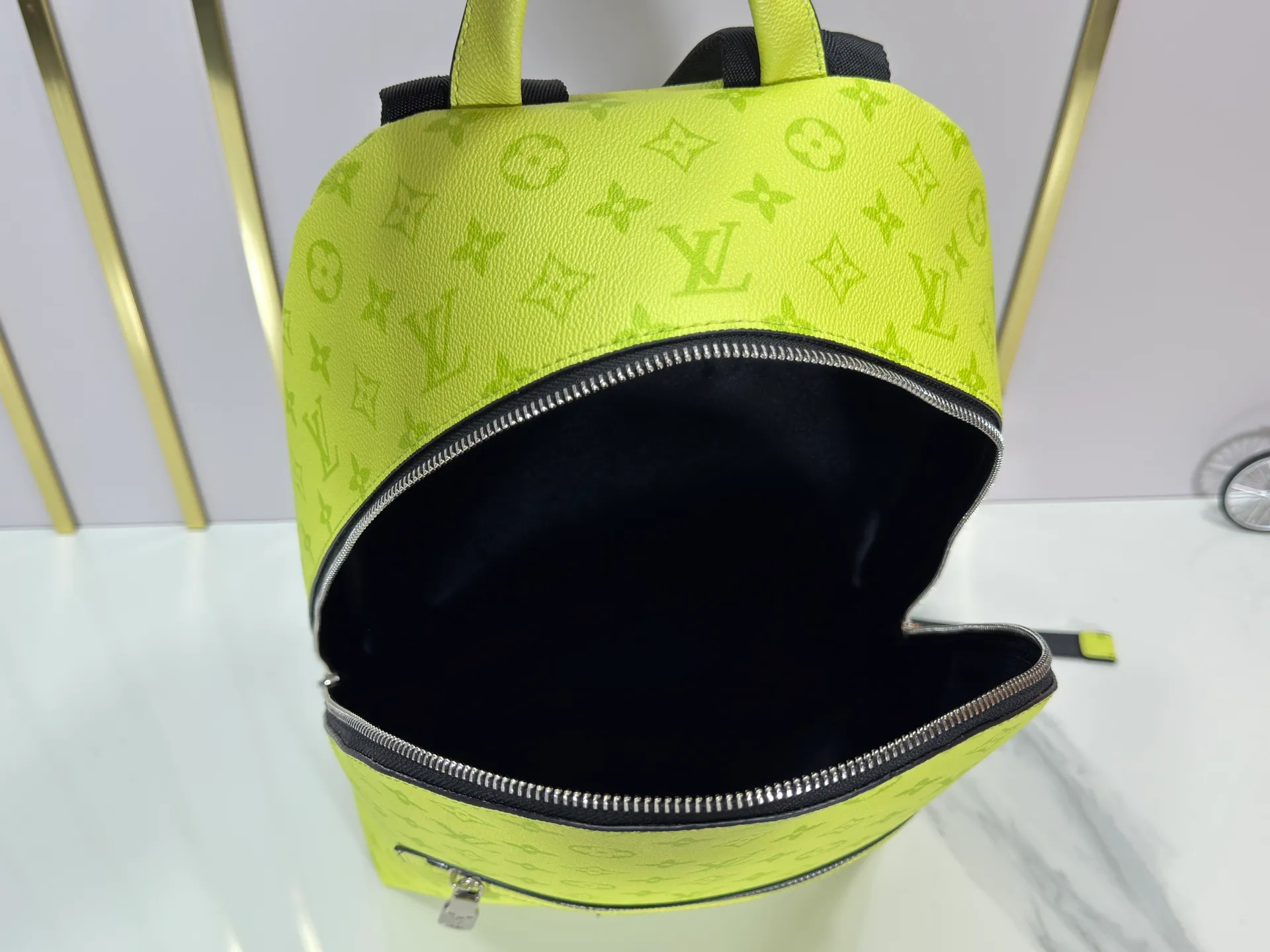 P300 upgraded original M14020 black flower. Lime green. Presbyopia. Black check This Discovery Slim double shoulder bag is made of Monogram Eclipse coated canvas. It has a compact structure and can be integrated into the laptop pocket. It can easily be used in business, leisure or leisure occasions with a trendy attitude. The adjustable shoulder straps with fabric lining enhance the comfortable carrying experience, and the zippered front pocket makes it easy to store daily necessities. Size:38x13x28cm