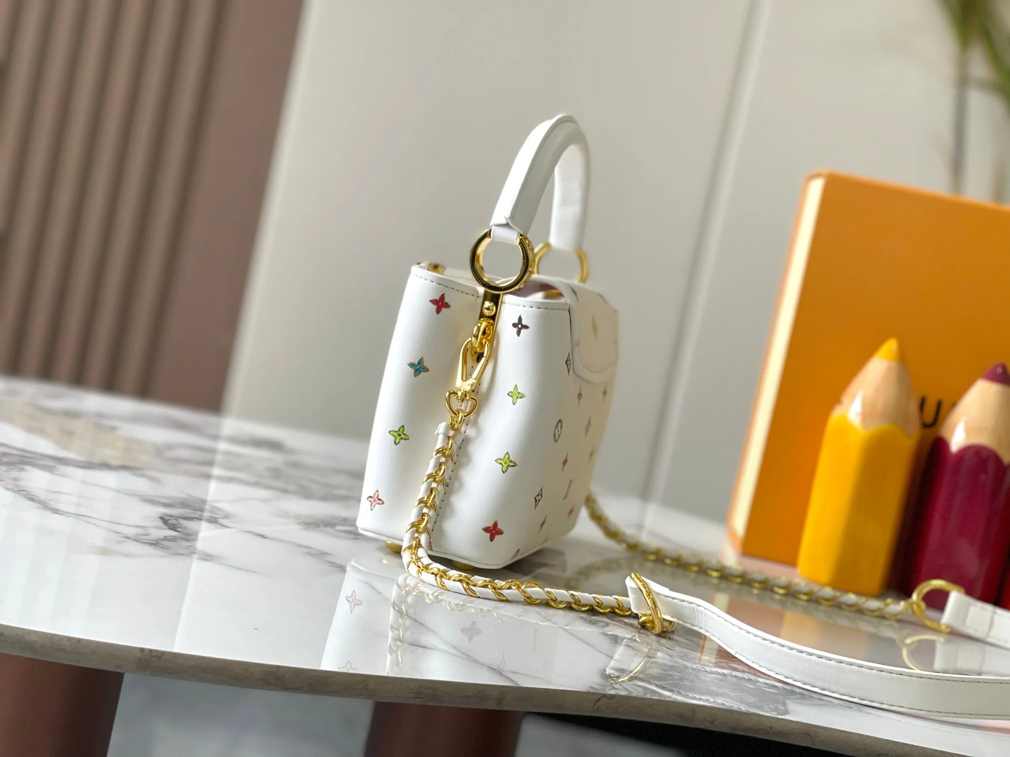 p420 [Guangzhou top quality original version] Capucines Mini Model: 14165 white Material: plain graffiti Hardware upgrade Highlights: LV initials, unique edge ring, fine Monogram flowers on the flap. Size: 21×14×8cm