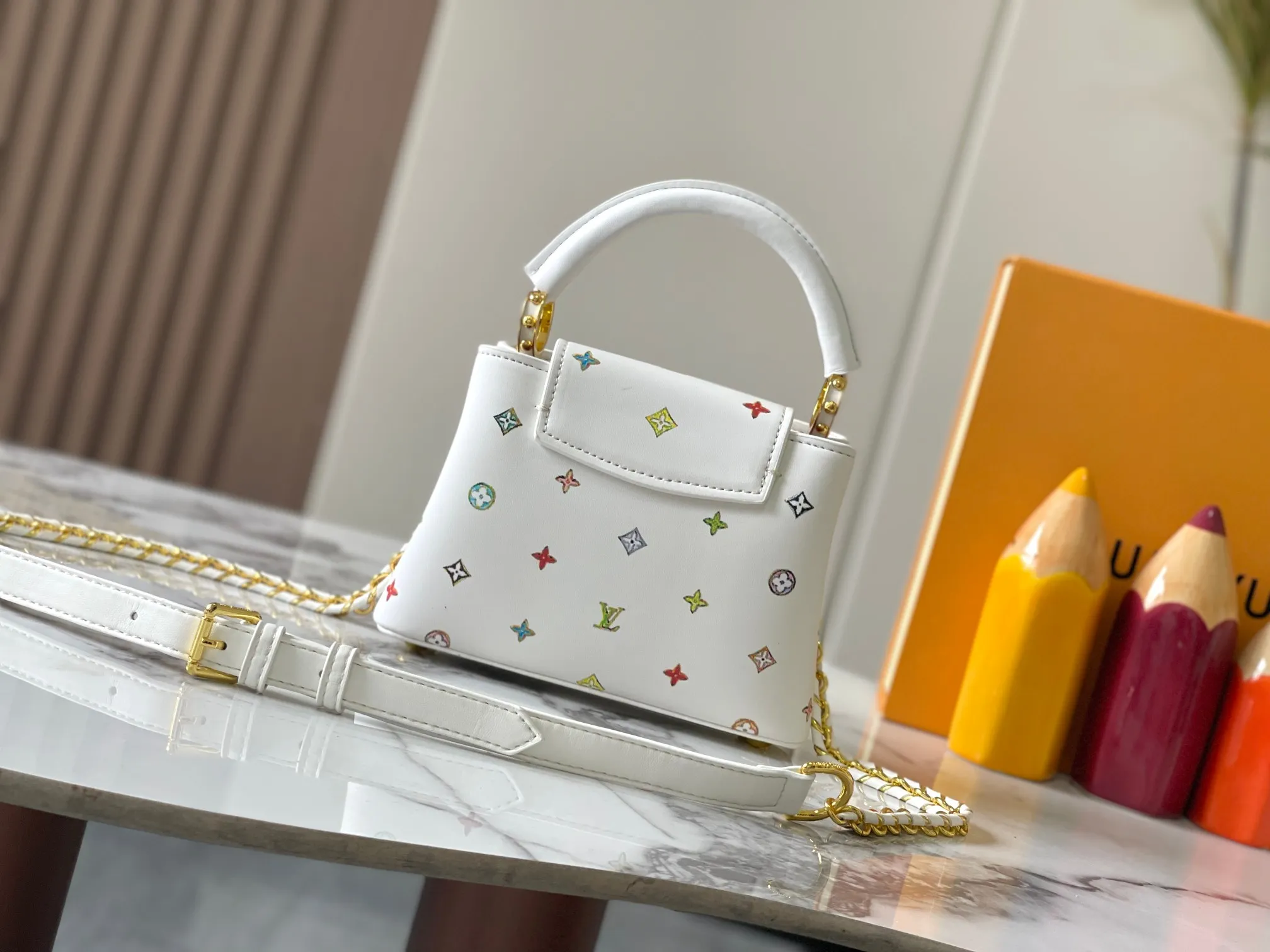 p420 [Guangzhou top quality original version] Capucines Mini Model: 14165 white Material: plain graffiti Hardware upgrade Highlights: LV initials, unique edge ring, fine Monogram flowers on the flap. Size: 21×14×8cm