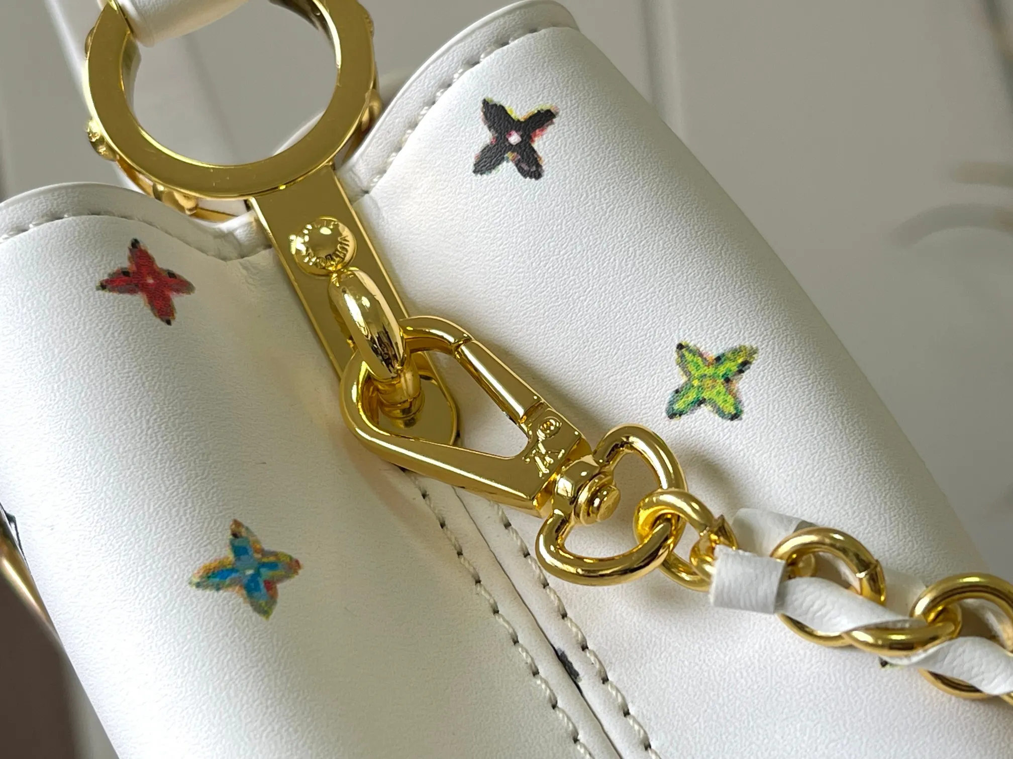 p420 [Guangzhou top quality original version] Capucines Mini Model: 14165 white Material: plain graffiti Hardware upgrade Highlights: LV initials, unique edge ring, fine Monogram flowers on the flap. Size: 21×14×8cm