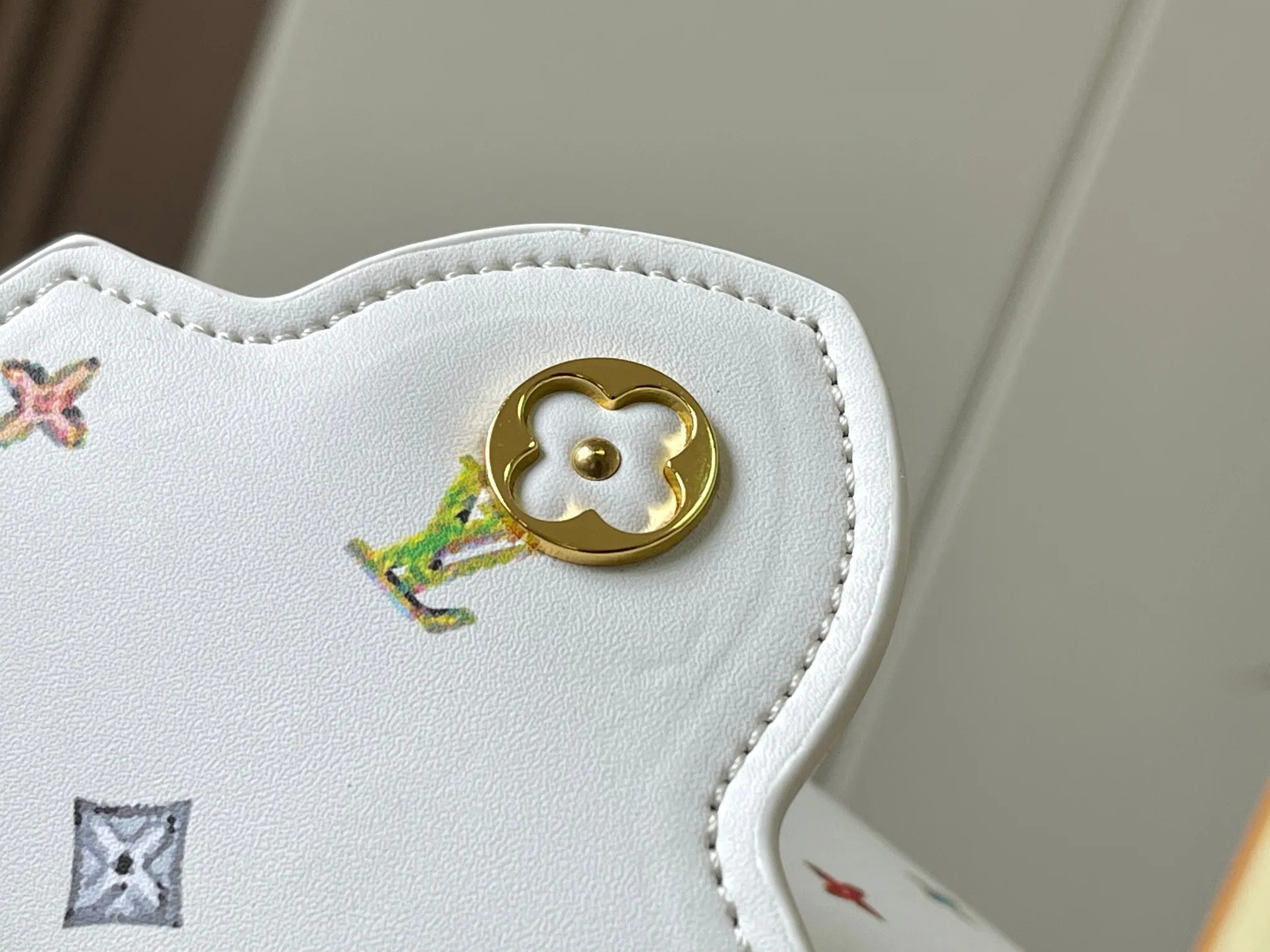 p420 [Guangzhou top quality original version] Capucines Mini Model: 14165 white Material: plain graffiti Hardware upgrade Highlights: LV initials, unique edge ring, fine Monogram flowers on the flap. Size: 21×14×8cm