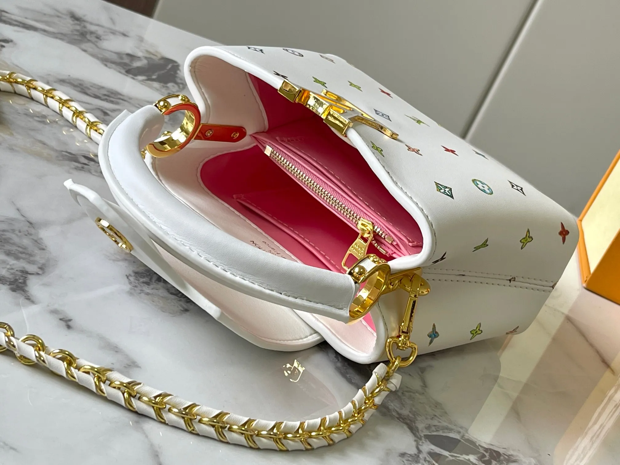 p420 [Guangzhou top quality original version] Capucines Mini Model: 14165 white Material: plain graffiti Hardware upgrade Highlights: LV initials, unique edge ring, fine Monogram flowers on the flap. Size: 21×14×8cm