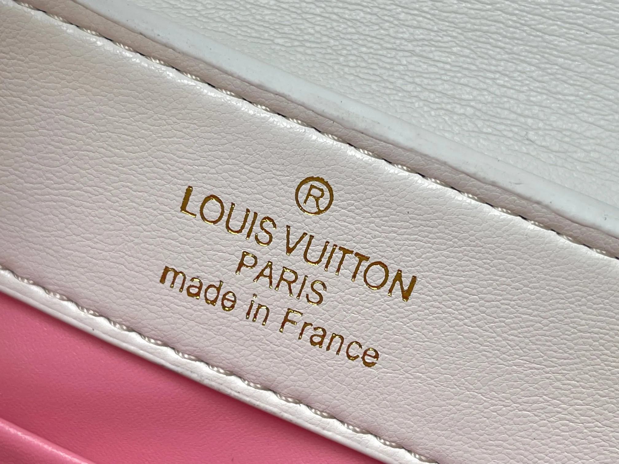p420 [Guangzhou top quality original version] Capucines Mini Model: 14165 white Material: plain graffiti Hardware upgrade Highlights: LV initials, unique edge ring, fine Monogram flowers on the flap. Size: 21×14×8cm