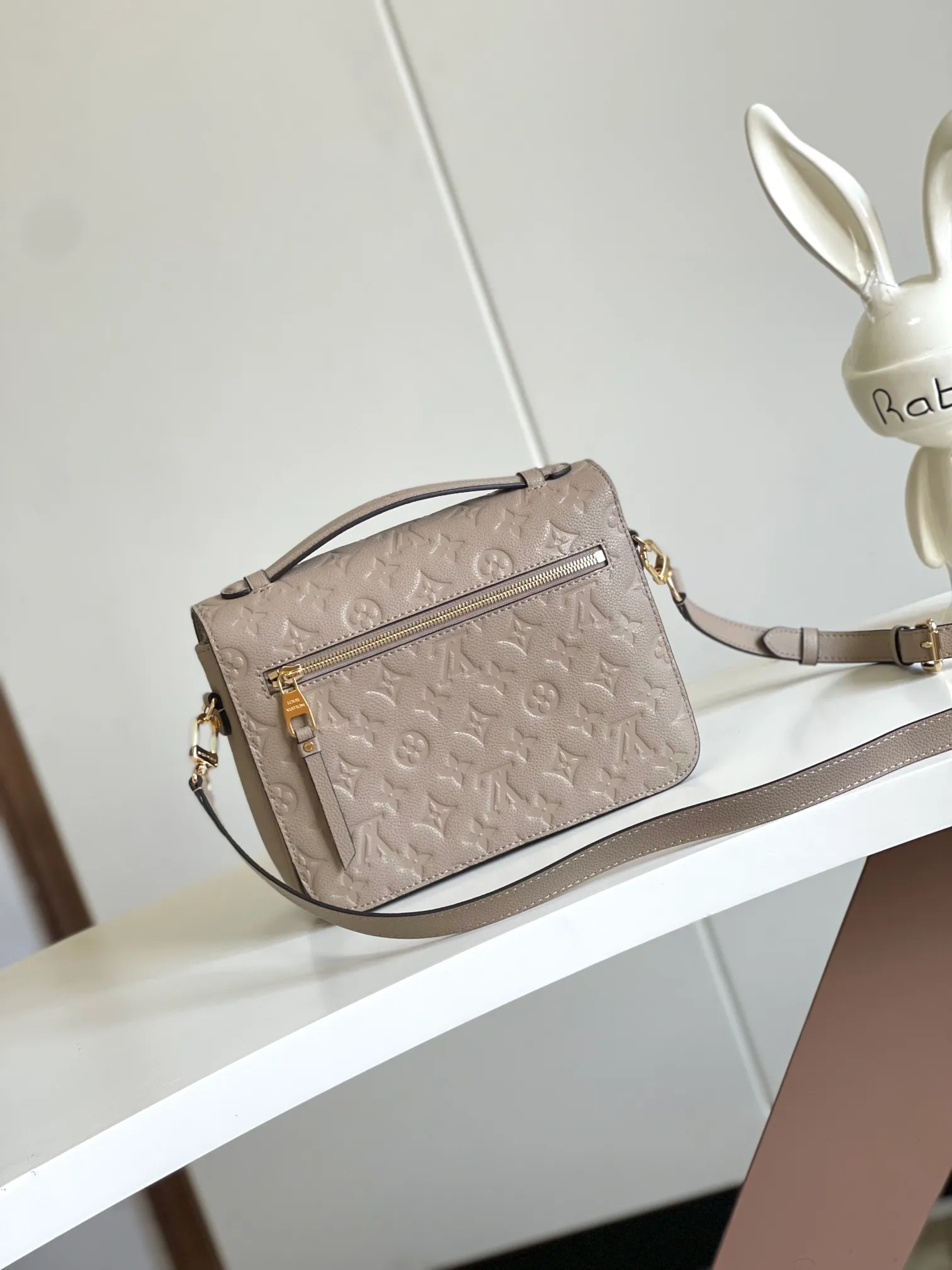 P1300 [Top original item, unique home photo, dynamic chip] [Metis messenger bag] M47142 blue M40780M46552M41487 M44071 M12711 M44881 The latest version of the top-notch version on the market is shipped. The three-dimensional shape and exquisite internal design allow this handbag to hold all daily essentials, while the Monogram Empreinte leather adds a sense of elegance to it. Compact size with multiple practical pockets and compartments. Special S-shaped steel lock with original vacuum nano-plating technology. Feel free to feel the quality as shown in the picture. Access the counter at will. Size: 25 x 19 x 9cm.