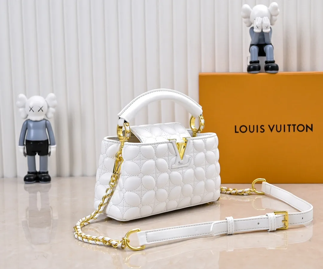 Upgraded version P420 M23998 White This Monogram embroidered flower emerges from the elegant quilting, bringing the style of Louis Vuitton store decoration to the Capucines mini handbag. Soft sheepskin creates a stable structure and trim, and the detachable shoulder strap allows for comfortable shoulder or cross-body wear. Dimensions: 22 x 12 x 8 cm