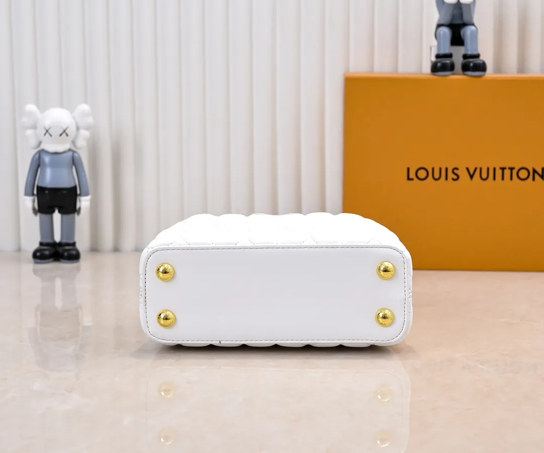 Upgraded version P420 M23998 White This Monogram embroidered flower emerges from the elegant quilting, bringing the style of Louis Vuitton store decoration to the Capucines mini handbag. Soft sheepskin creates a stable structure and trim, and the detachable shoulder strap allows for comfortable shoulder or cross-body wear. Dimensions: 22 x 12 x 8 cm