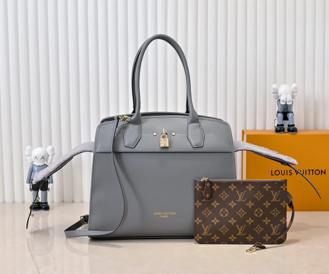 Batch 💰Small 380 💰Large 200 Furry M12005 M12556 M12337 This large City Steamer handbag draws inspiration from the design of luggage built for cruise ships in 1901, making its eye-catching appearance at the 2024 autumn and winter ready-to-wear show. Grained Millesime leather and shearling leather trims add seasonal flair, an embossed padlock and hot-stamped LV Circle logo add a modern twist, and a removable Monogram storage bag makes it easy to store valuables. Size: large size 35x42x21cm, small size 30x36x17