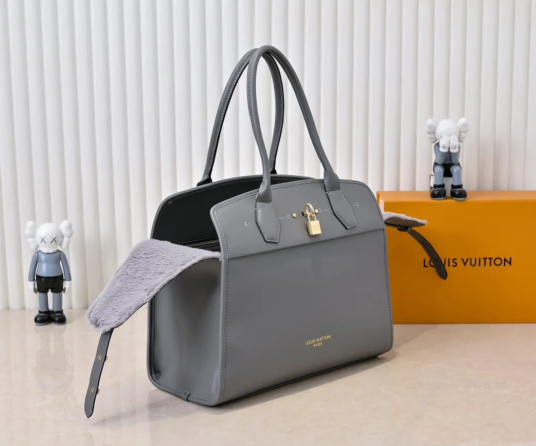 Batch 💰Small 380 💰Large 200 Furry M12005 M12556 M12337 This large City Steamer handbag draws inspiration from the design of luggage built for cruise ships in 1901, making its eye-catching appearance at the 2024 autumn and winter ready-to-wear show. Grained Millesime leather and shearling leather trims add seasonal flair, an embossed padlock and hot-stamped LV Circle logo add a modern twist, and a removable Monogram storage bag makes it easy to store valuables. Size: large size 35x42x21cm, small size 30x36x17
