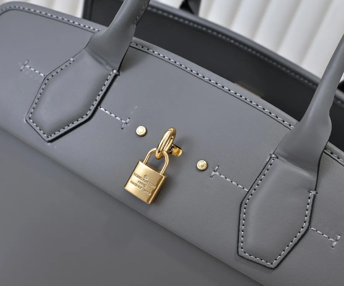 Batch 💰Small 380 💰Large 200 Furry M12005 M12556 M12337 This large City Steamer handbag draws inspiration from the design of luggage built for cruise ships in 1901, making its eye-catching appearance at the 2024 autumn and winter ready-to-wear show. Grained Millesime leather and shearling leather trims add seasonal flair, an embossed padlock and hot-stamped LV Circle logo add a modern twist, and a removable Monogram storage bag makes it easy to store valuables. Size: large size 35x42x21cm, small size 30x36x17