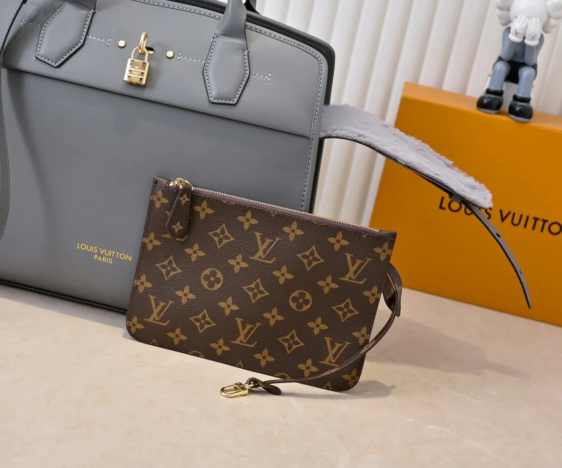 Batch 💰Small 380 💰Large 200 Furry M12005 M12556 M12337 This large City Steamer handbag draws inspiration from the design of luggage built for cruise ships in 1901, making its eye-catching appearance at the 2024 autumn and winter ready-to-wear show. Grained Millesime leather and shearling leather trims add seasonal flair, an embossed padlock and hot-stamped LV Circle logo add a modern twist, and a removable Monogram storage bag makes it easy to store valuables. Size: large size 35x42x21cm, small size 30x36x17