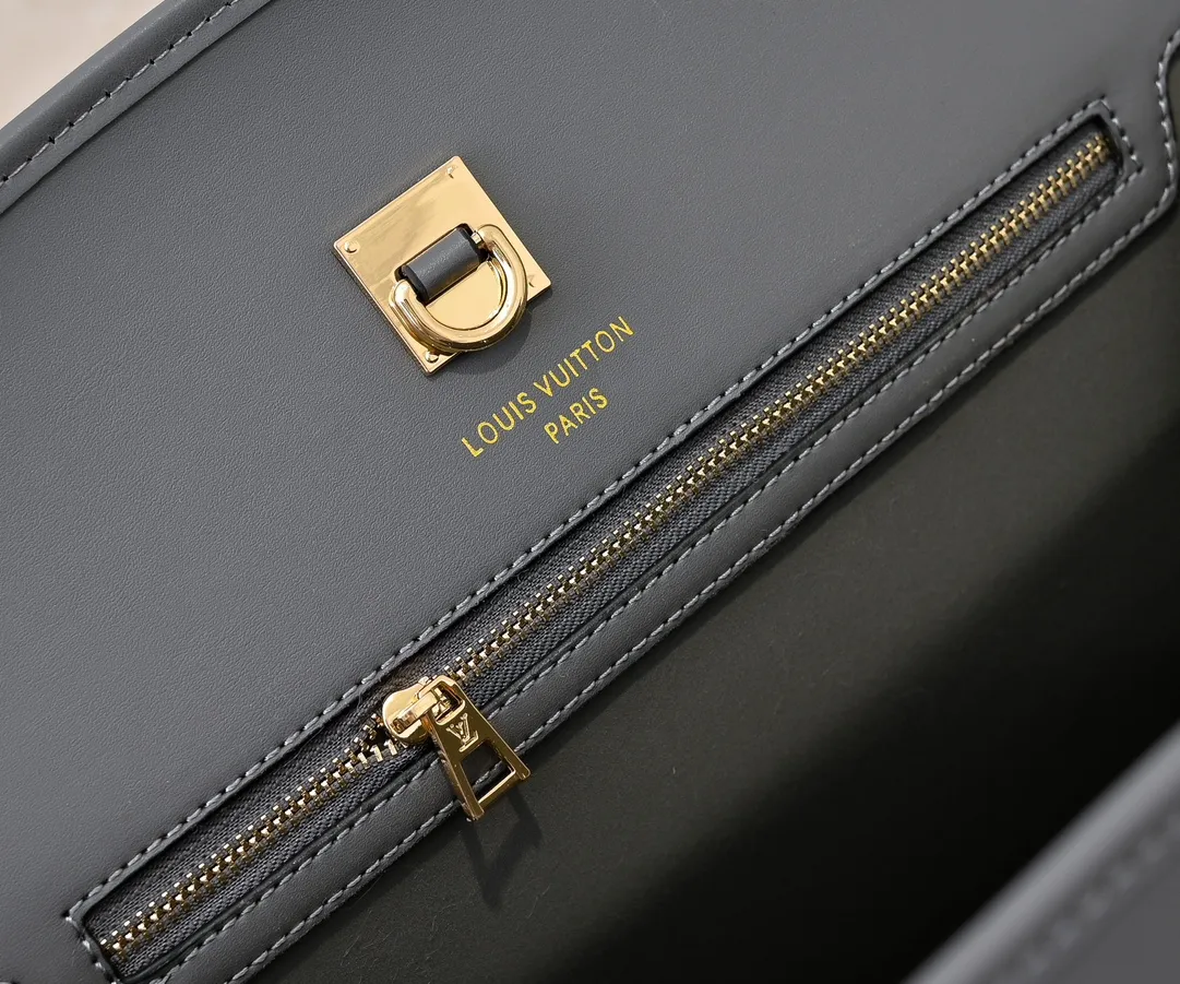 Batch 💰Small 380 💰Large 200 Furry M12005 M12556 M12337 This large City Steamer handbag draws inspiration from the design of luggage built for cruise ships in 1901, making its eye-catching appearance at the 2024 autumn and winter ready-to-wear show. Grained Millesime leather and shearling leather trims add seasonal flair, an embossed padlock and hot-stamped LV Circle logo add a modern twist, and a removable Monogram storage bag makes it easy to store valuables. Size: large size 35x42x21cm, small size 30x36x17