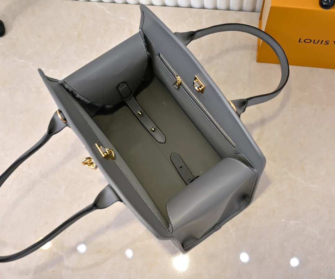 Batch 💰Small 380 💰Large 200 Furry M12005 M12556 M12337 This large City Steamer handbag draws inspiration from the design of luggage built for cruise ships in 1901, making its eye-catching appearance at the 2024 autumn and winter ready-to-wear show. Grained Millesime leather and shearling leather trims add seasonal flair, an embossed padlock and hot-stamped LV Circle logo add a modern twist, and a removable Monogram storage bag makes it easy to store valuables. Size: large size 35x42x21cm, small size 30x36x17