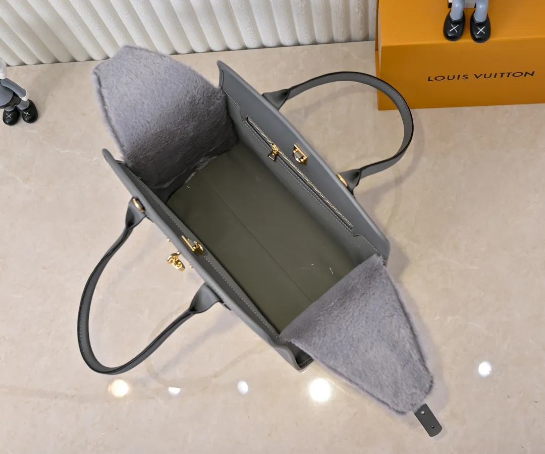 Batch 💰Small 380 💰Large 200 Furry M12005 M12556 M12337 This large City Steamer handbag draws inspiration from the design of luggage built for cruise ships in 1901, making its eye-catching appearance at the 2024 autumn and winter ready-to-wear show. Grained Millesime leather and shearling leather trims add seasonal flair, an embossed padlock and hot-stamped LV Circle logo add a modern twist, and a removable Monogram storage bag makes it easy to store valuables. Size: large size 35x42x21cm, small size 30x36x17