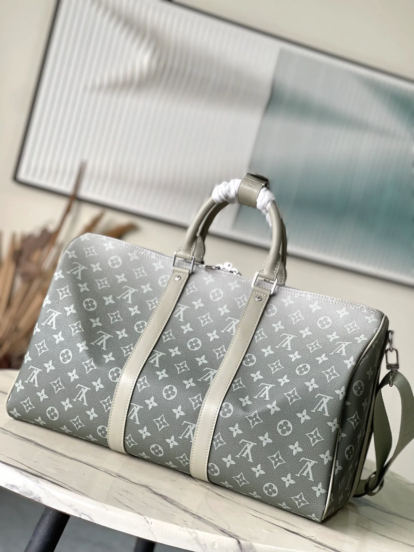 💰1280 Top Original Order M11718 This Keepall Bandouliere 45 travel bag is made of Monogram Gradient coated canvas, with the full-width Monogram pattern gradually dissipating to create an eye-catching style, complementing iconic elements such as side straps and rolled leather handles. The wide, removable and adjustable shoulder strap allows for shoulder or cross-body wear. Dimensions: 45 × 27 × 20 cm