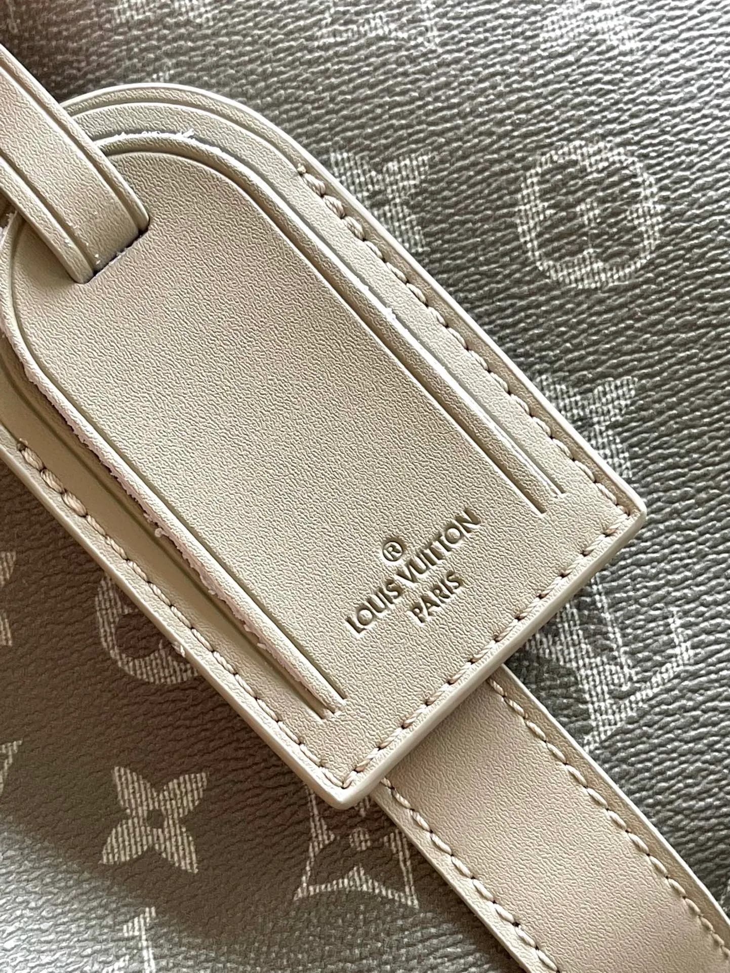 💰1280 Top Original Order M11718 This Keepall Bandouliere 45 travel bag is made of Monogram Gradient coated canvas, with the full-width Monogram pattern gradually dissipating to create an eye-catching style, complementing iconic elements such as side straps and rolled leather handles. The wide, removable and adjustable shoulder strap allows for shoulder or cross-body wear. Dimensions: 45 × 27 × 20 cm