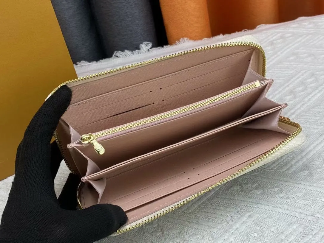 P150💰 M80857M60017 Japan limited wallet "Gibby Wallet", printed with Louis Vuitton's cute mascot "Vivian" illustration on single gram canvas. Brightly colored kites and cute mascots are combined, embellished with tiny single flowers. This is a collectible item that is perfect as a gift for those who love singles. Size: 19x 12.5x 3.0cm, 🎁🎁