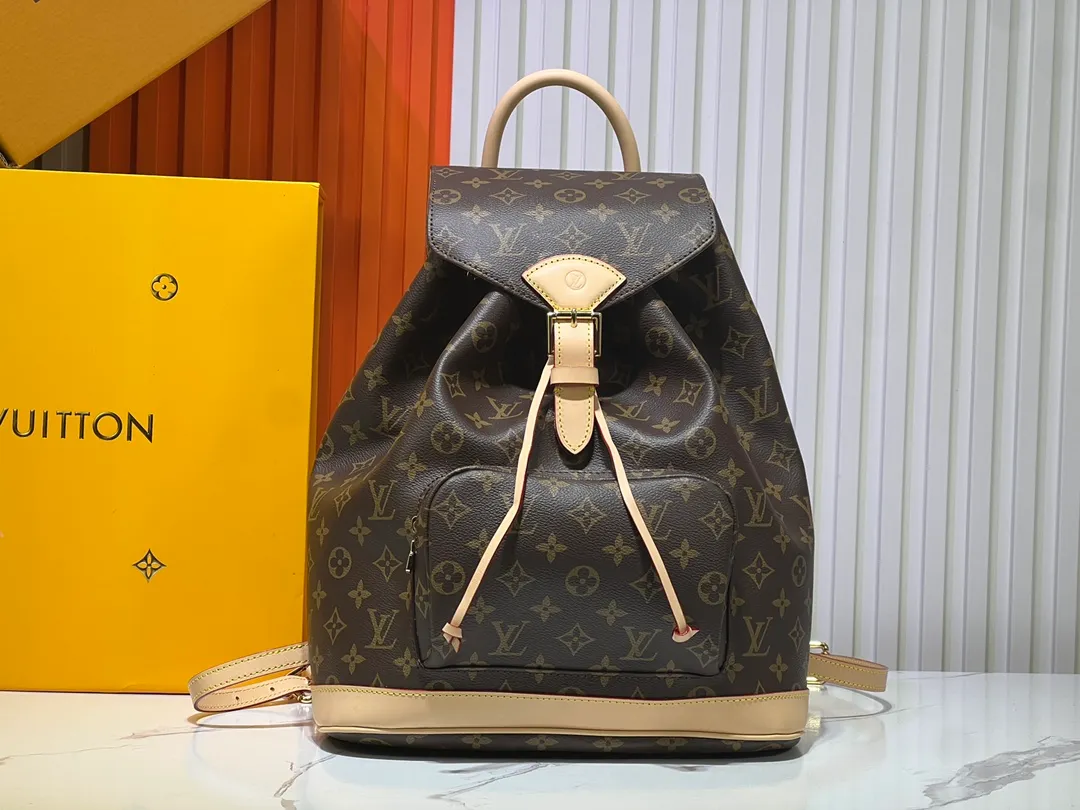 Batch 500💰M11197 Upgraded version of discolored leather Nicolas Ghesquière looks back at the Montsouris handbag that came out in 1994. This Montsouris medium backpack is made of Monogram coated canvas and calfskin trim, paying tribute to Louis Vuitton's travel spirit. The zippered front pocket adds a functional element, with a drawstring and magnetic closure for secure opening and closing. Size: 35x38x21cm