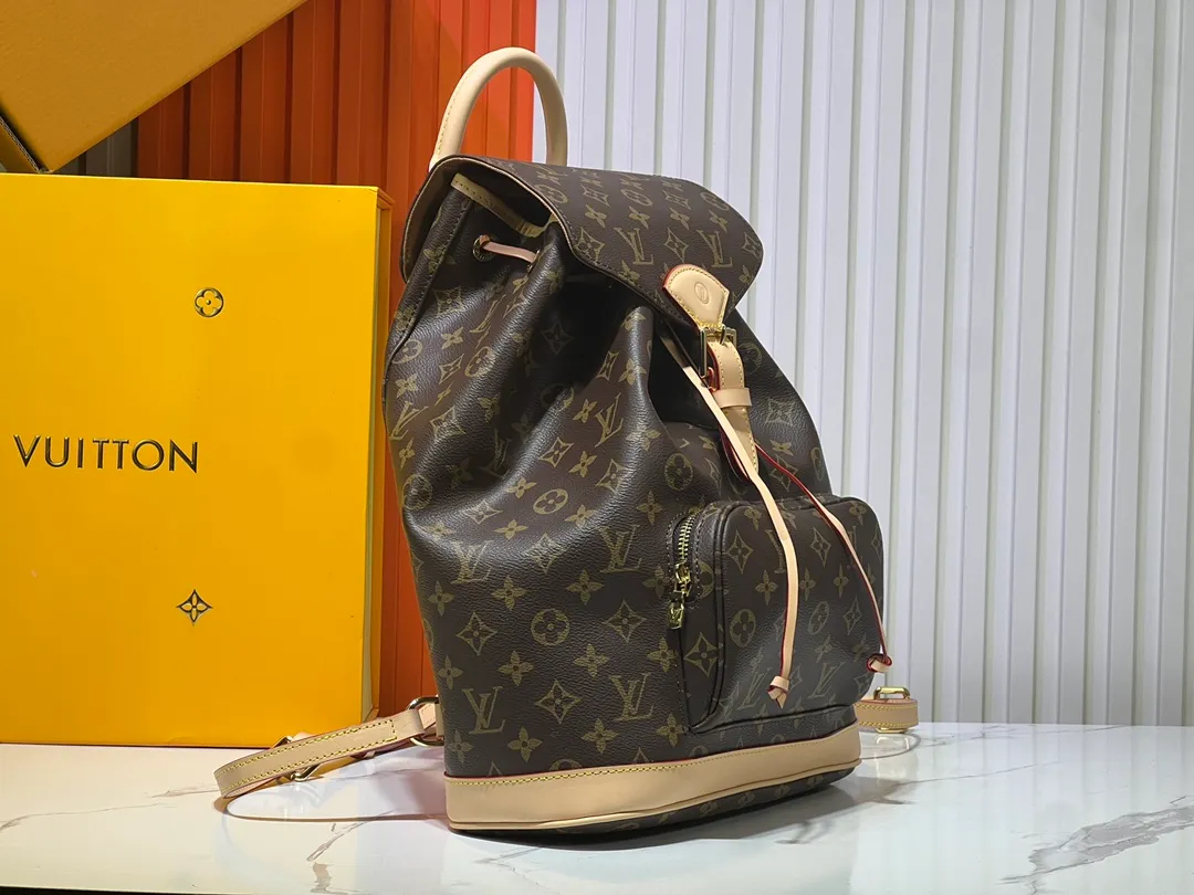 Batch 500💰M11197 Upgraded version of discolored leather Nicolas Ghesquière looks back at the Montsouris handbag that came out in 1994. This Montsouris medium backpack is made of Monogram coated canvas and calfskin trim, paying tribute to Louis Vuitton's travel spirit. The zippered front pocket adds a functional element, with a drawstring and magnetic closure for secure opening and closing. Size: 35x38x21cm