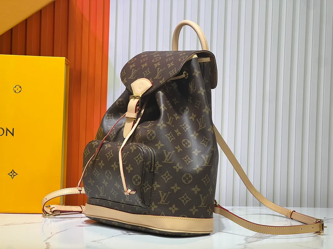 Batch 500💰M11197 Upgraded version of discolored leather Nicolas Ghesquière looks back at the Montsouris handbag that came out in 1994. This Montsouris medium backpack is made of Monogram coated canvas and calfskin trim, paying tribute to Louis Vuitton's travel spirit. The zippered front pocket adds a functional element, with a drawstring and magnetic closure for secure opening and closing. Size: 35x38x21cm