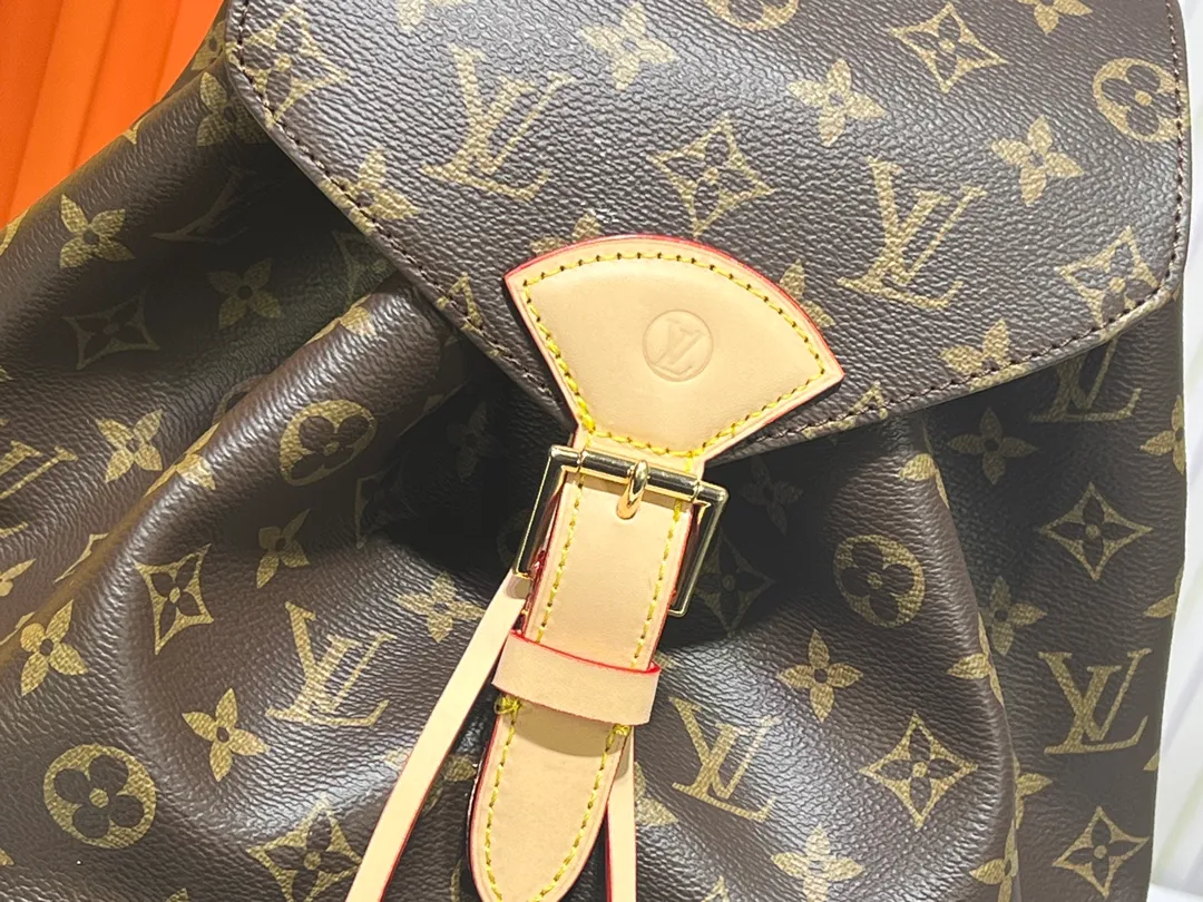 Batch 500💰M11197 Upgraded version of discolored leather Nicolas Ghesquière looks back at the Montsouris handbag that came out in 1994. This Montsouris medium backpack is made of Monogram coated canvas and calfskin trim, paying tribute to Louis Vuitton's travel spirit. The zippered front pocket adds a functional element, with a drawstring and magnetic closure for secure opening and closing. Size: 35x38x21cm