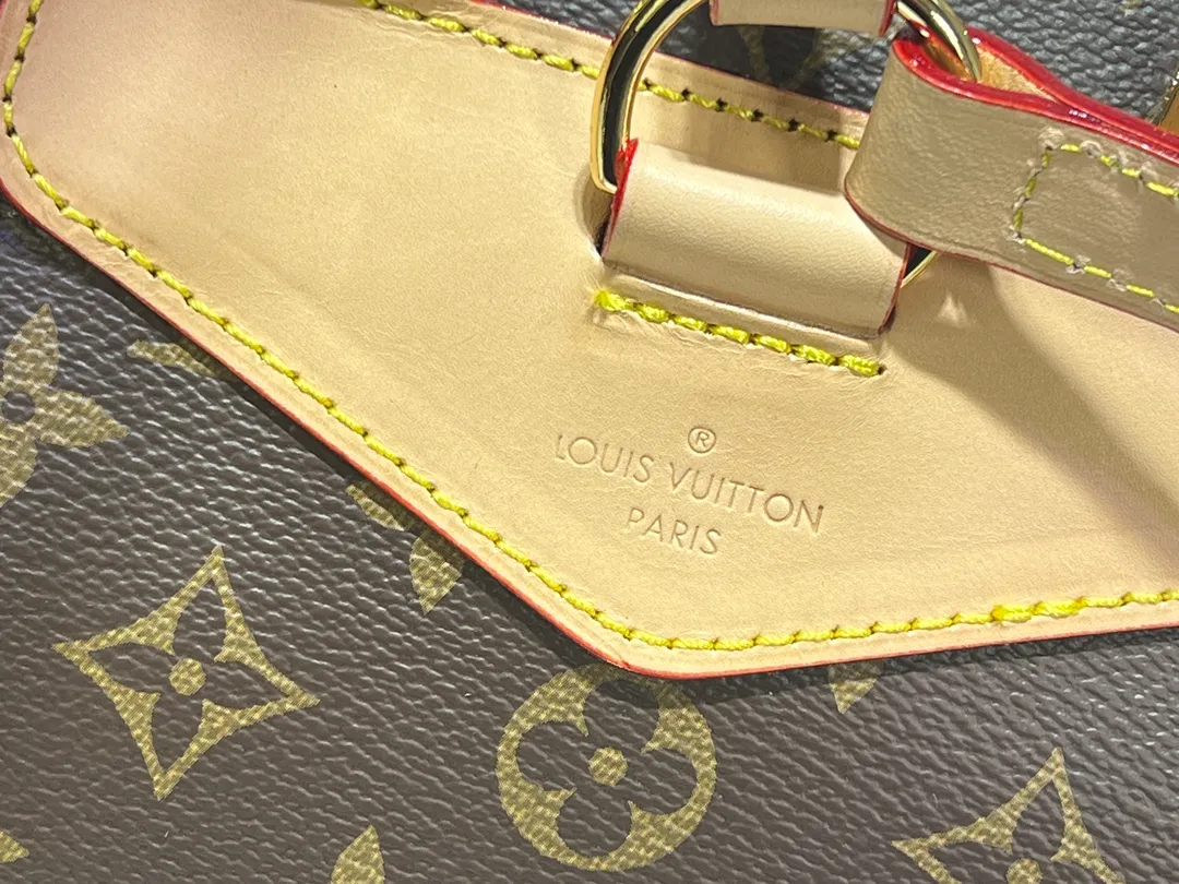 Batch 500💰M11197 Upgraded version of discolored leather Nicolas Ghesquière looks back at the Montsouris handbag that came out in 1994. This Montsouris medium backpack is made of Monogram coated canvas and calfskin trim, paying tribute to Louis Vuitton's travel spirit. The zippered front pocket adds a functional element, with a drawstring and magnetic closure for secure opening and closing. Size: 35x38x21cm
