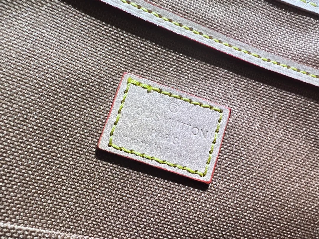 Batch 500💰M11197 Upgraded version of discolored leather Nicolas Ghesquière looks back at the Montsouris handbag that came out in 1994. This Montsouris medium backpack is made of Monogram coated canvas and calfskin trim, paying tribute to Louis Vuitton's travel spirit. The zippered front pocket adds a functional element, with a drawstring and magnetic closure for secure opening and closing. Size: 35x38x21cm