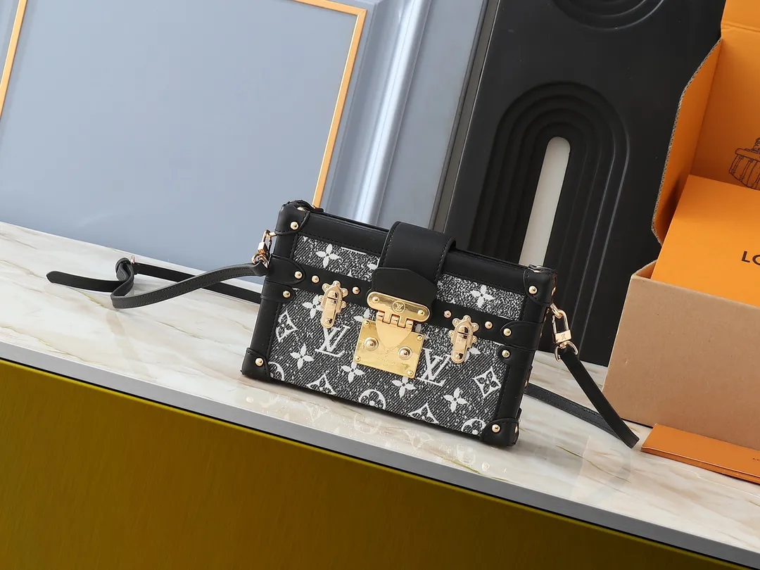 💰340💰Upgraded from the original M21462 M86286 black denim Petite Malle handbag, made of Monogram jacquard denim, showing the new season look of Louis Vuitton's classic elements. Rough, sand-washed textures lend a rustic feel, contrasting with leather trim, dazzling hardware and gothic chains. Remove the leather shoulder strap and the "small hard case" instantly transforms into a clutch. Dimensions: 20 x 12.5 x 6 cm (length x height x width)