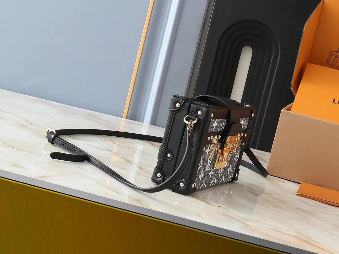 💰340💰Upgraded from the original M21462 M86286 black denim Petite Malle handbag, made of Monogram jacquard denim, showing the new season look of Louis Vuitton's classic elements. Rough, sand-washed textures lend a rustic feel, contrasting with leather trim, dazzling hardware and gothic chains. Remove the leather shoulder strap and the "small hard case" instantly transforms into a clutch. Dimensions: 20 x 12.5 x 6 cm (length x height x width)