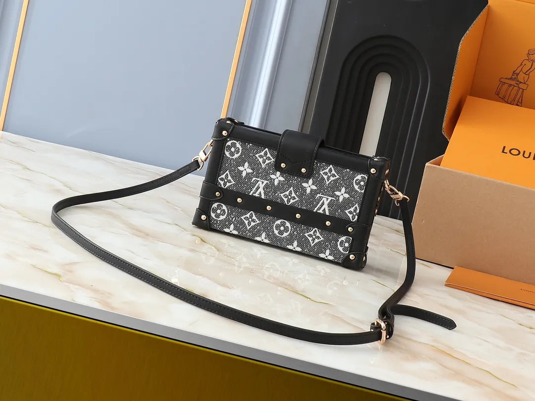 💰340💰Upgraded from the original M21462 M86286 black denim Petite Malle handbag, made of Monogram jacquard denim, showing the new season look of Louis Vuitton's classic elements. Rough, sand-washed textures lend a rustic feel, contrasting with leather trim, dazzling hardware and gothic chains. Remove the leather shoulder strap and the "small hard case" instantly transforms into a clutch. Dimensions: 20 x 12.5 x 6 cm (length x height x width)