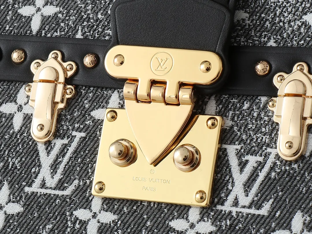 💰340💰Upgraded from the original M21462 M86286 black denim Petite Malle handbag, made of Monogram jacquard denim, showing the new season look of Louis Vuitton's classic elements. Rough, sand-washed textures lend a rustic feel, contrasting with leather trim, dazzling hardware and gothic chains. Remove the leather shoulder strap and the "small hard case" instantly transforms into a clutch. Dimensions: 20 x 12.5 x 6 cm (length x height x width)
