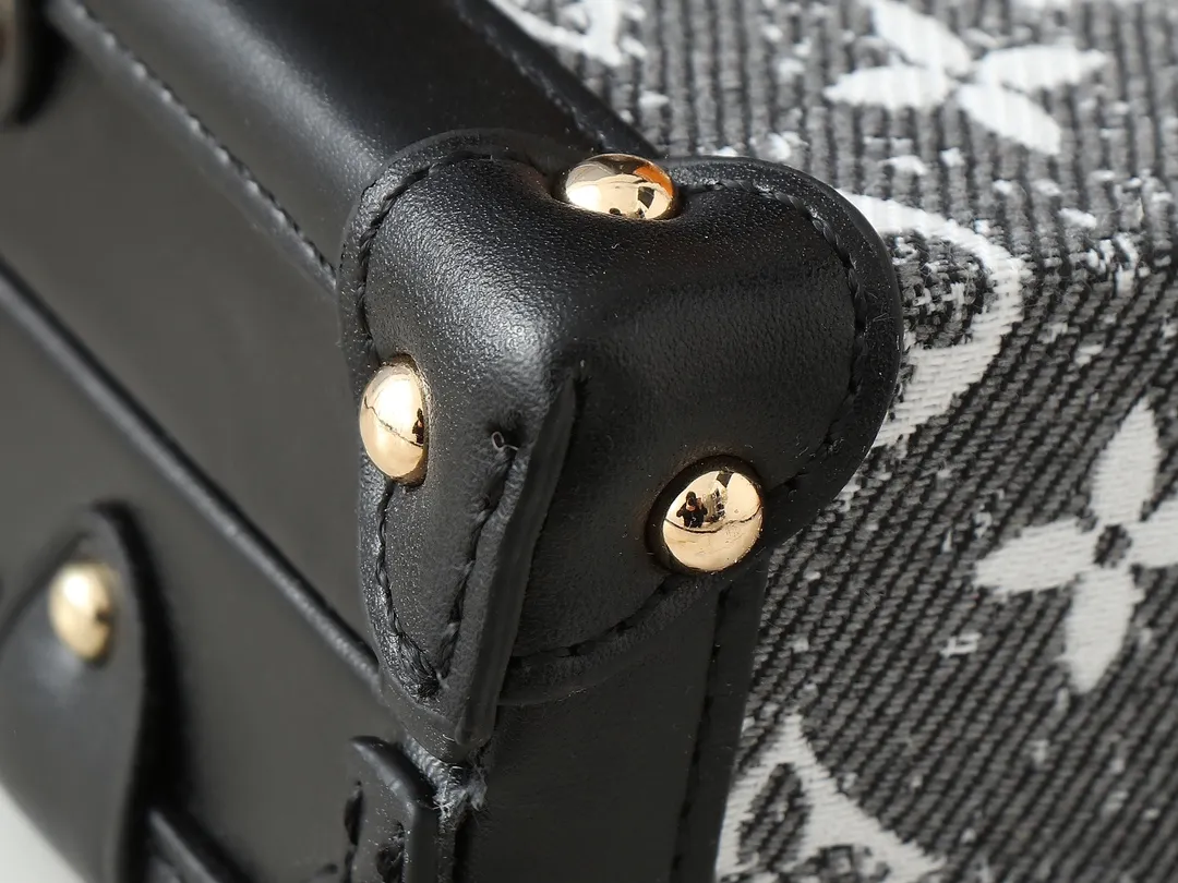 💰340💰Upgraded from the original M21462 M86286 black denim Petite Malle handbag, made of Monogram jacquard denim, showing the new season look of Louis Vuitton's classic elements. Rough, sand-washed textures lend a rustic feel, contrasting with leather trim, dazzling hardware and gothic chains. Remove the leather shoulder strap and the "small hard case" instantly transforms into a clutch. Dimensions: 20 x 12.5 x 6 cm (length x height x width)