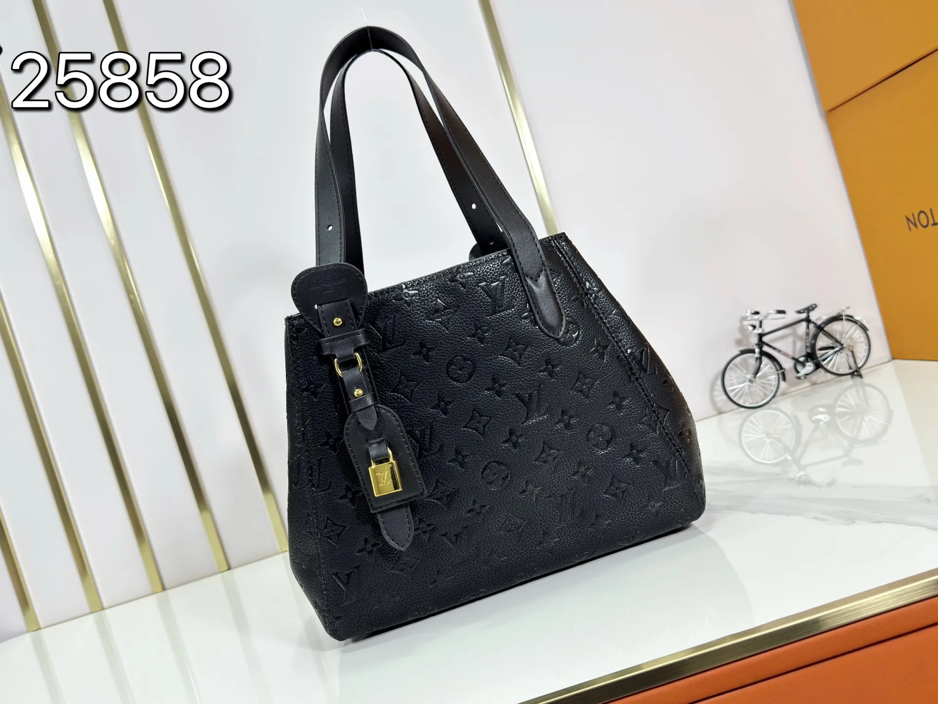P240 upgraded original M25858 M25888 black M25890 gray All In One small handbag expands the capacity definition of the All-In series and can be transformed into a rounded Hobo handbag or an open tote bag, making it easy to carry daily needs. Monogram Empreinte leather bag with dazzling hardware, LV padlock and nameplate highlight the exquisite details. 40,0