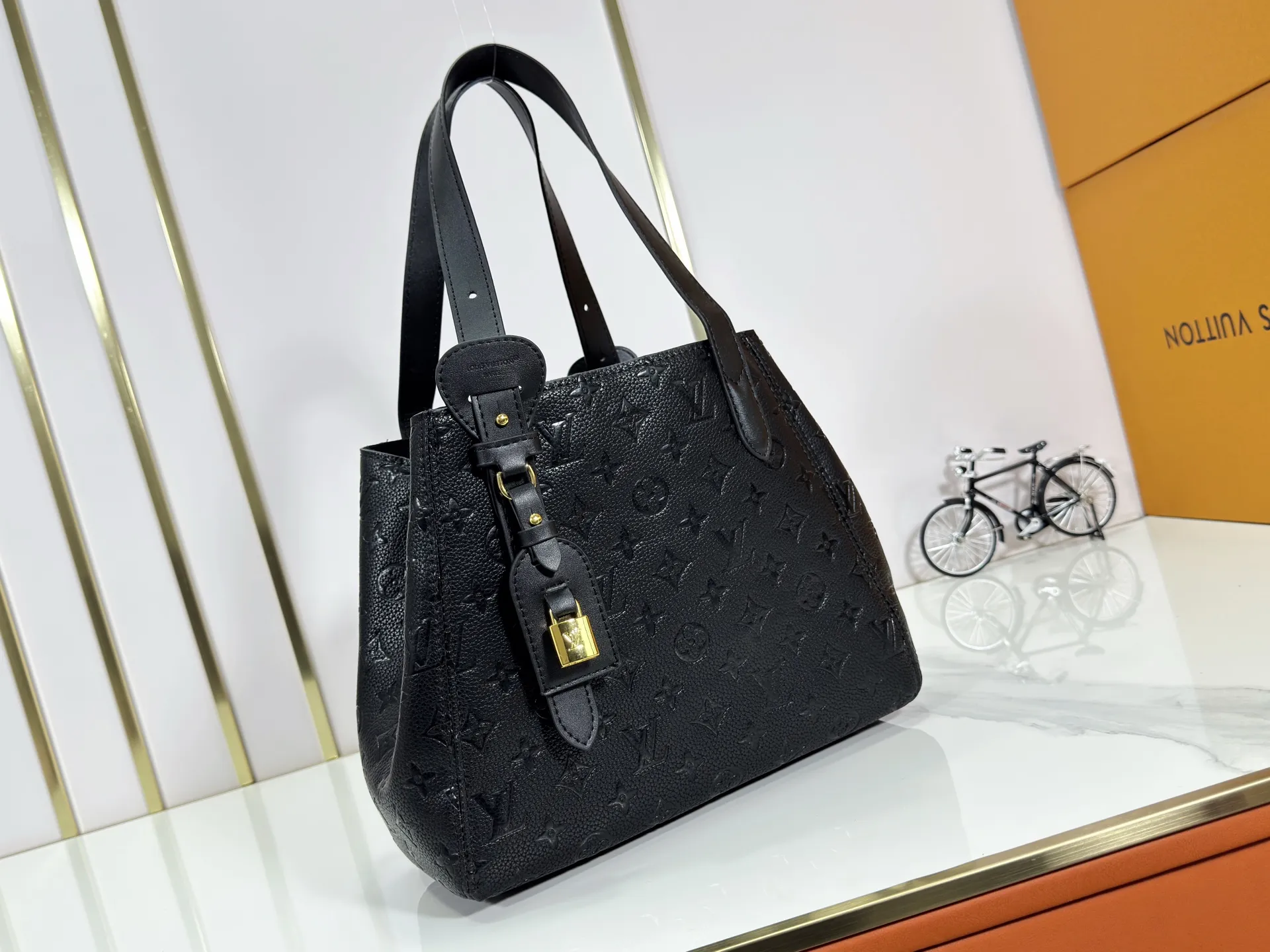 P240 upgraded original M25858 M25888 black M25890 gray All In One small handbag expands the capacity definition of the All-In series and can be transformed into a rounded Hobo handbag or an open tote bag, making it easy to carry daily needs. Monogram Empreinte leather bag with dazzling hardware, LV padlock and nameplate highlight the exquisite details. 40,0