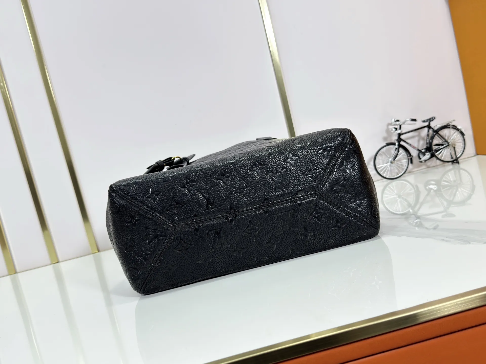 P240 upgraded original M25858 M25888 black M25890 gray All In One small handbag expands the capacity definition of the All-In series and can be transformed into a rounded Hobo handbag or an open tote bag, making it easy to carry daily needs. Monogram Empreinte leather bag with dazzling hardware, LV padlock and nameplate highlight the exquisite details. 40,0