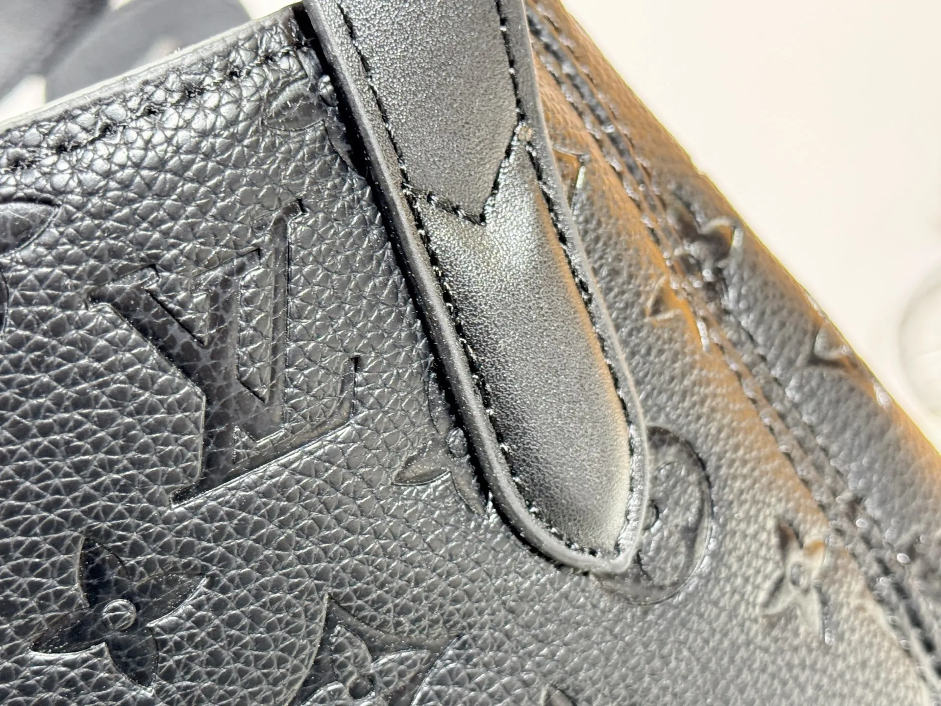 P240 upgraded original M25858 M25888 black M25890 gray All In One small handbag expands the capacity definition of the All-In series and can be transformed into a rounded Hobo handbag or an open tote bag, making it easy to carry daily needs. Monogram Empreinte leather bag with dazzling hardware, LV padlock and nameplate highlight the exquisite details. 40,0