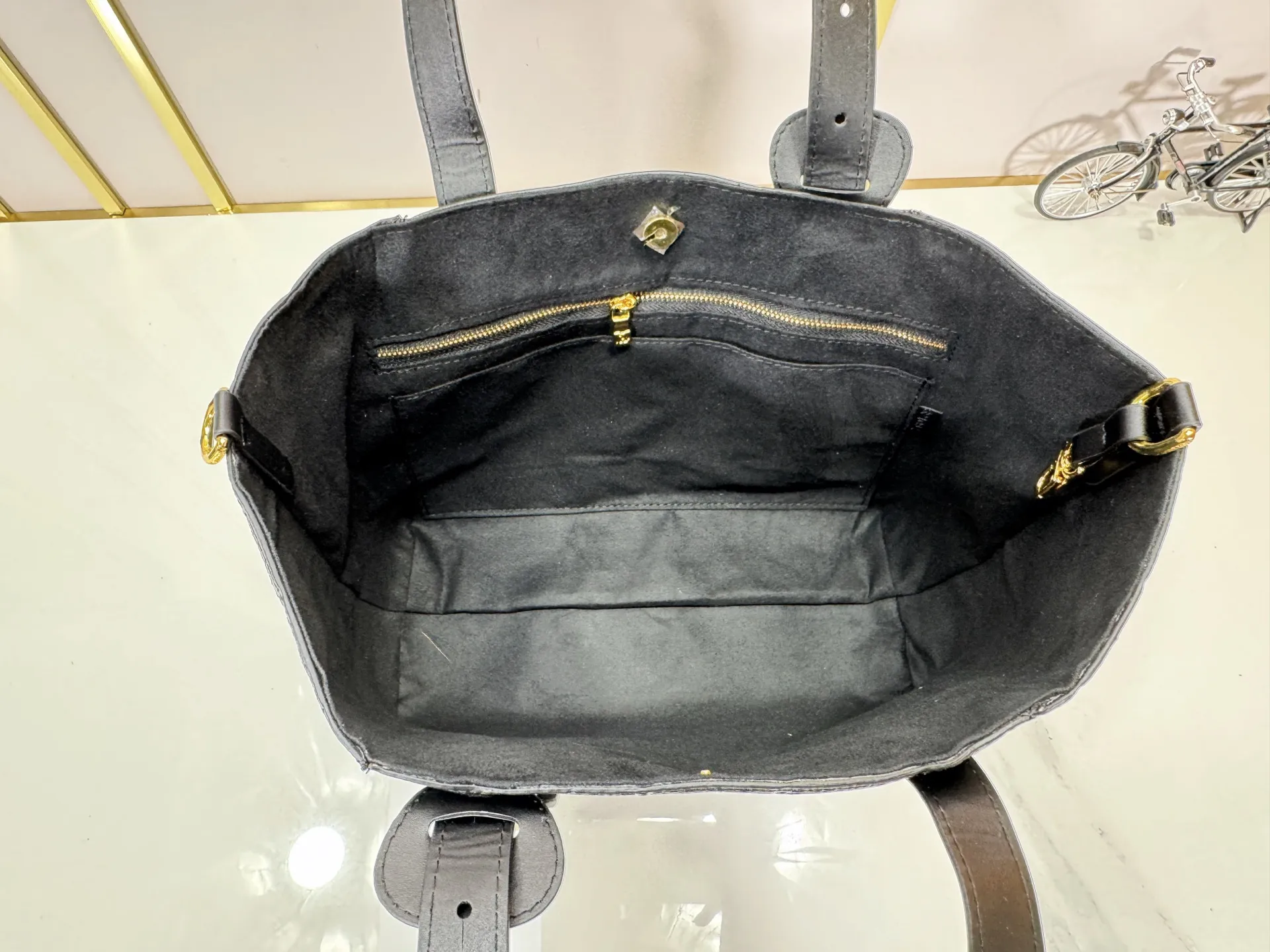 P240 upgraded original M25858 M25888 black M25890 gray All In One small handbag expands the capacity definition of the All-In series and can be transformed into a rounded Hobo handbag or an open tote bag, making it easy to carry daily needs. Monogram Empreinte leather bag with dazzling hardware, LV padlock and nameplate highlight the exquisite details. 40,0