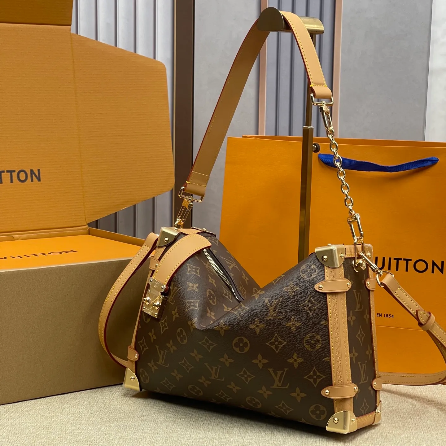 [Upgraded version] P600💰💞Upgraded version·High quality🎁With full set of packaging New counter model·M14513🐶SIDE TRUNK handbag Nicolas Ghesquière repeatedly explored Louis Vuitton's box-making heritage to create this Side Trunk small handbag. Monogram canvas is combined with leather trim, and the leather zipper puller creatively connects to the iconic S-lock, and the reinforced metal corners gather the eye. The wide handles and leather spaghetti strap are removable. Size: 30*20*10 cm