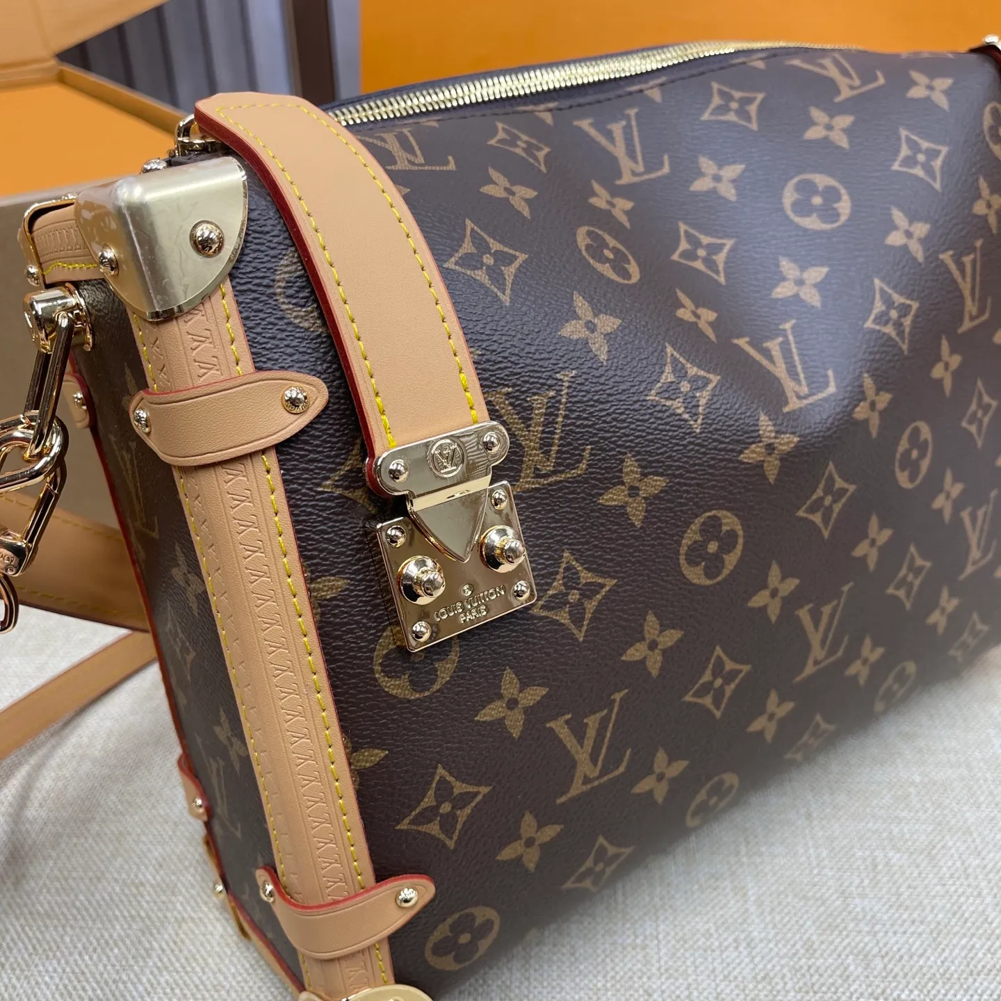 [Upgraded version] P600💰💞Upgraded version·High quality🎁With full set of packaging New counter model·M14513🐶SIDE TRUNK handbag Nicolas Ghesquière repeatedly explored Louis Vuitton's box-making heritage to create this Side Trunk small handbag. Monogram canvas is combined with leather trim, and the leather zipper puller creatively connects to the iconic S-lock, and the reinforced metal corners gather the eye. The wide handles and leather spaghetti strap are removable. Size: 30*20*10 cm