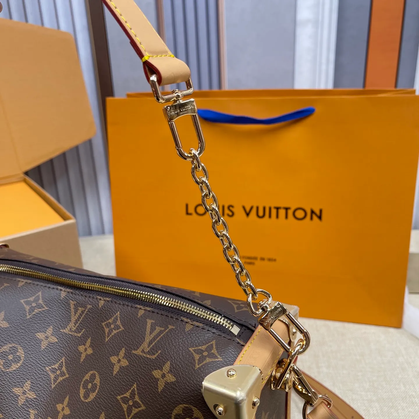 [Upgraded version] P600💰💞Upgraded version·High quality🎁With full set of packaging New counter model·M14513🐶SIDE TRUNK handbag Nicolas Ghesquière repeatedly explored Louis Vuitton's box-making heritage to create this Side Trunk small handbag. Monogram canvas is combined with leather trim, and the leather zipper puller creatively connects to the iconic S-lock, and the reinforced metal corners gather the eye. The wide handles and leather spaghetti strap are removable. Size: 30*20*10 cm