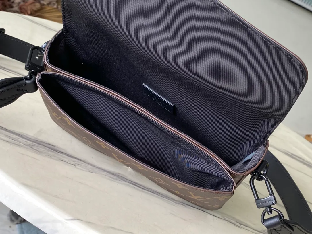 💰900 Top Original Order M83567 Presbyopia This model: The Montsouris jm mini handbag is inspired by the Montsouris handbag in 1994. It is made of Monogram Eclipse canvas to present a slender configuration, and the iconic buckle on the front is equipped with a magnetic buckle. It has multiple interior pockets and compartments, and a detachable and adjustable shoulder strap for easy shoulder or cross-body wear. Dimensions: 22 × 12 × 6 cm