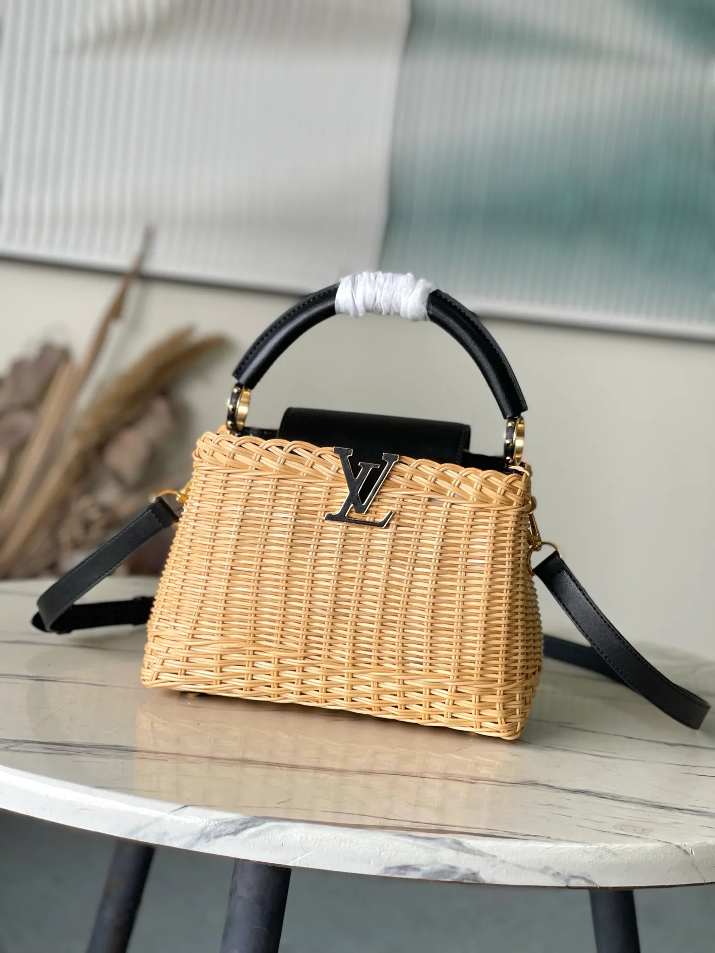 💰2300 Premium Original Leather M14366 Black Small This CapucinesBB handbag traces back to the Picnic hard case launched by the brand in 1892, conveying holiday style with its sophisticated design. The rattan bag body requires several days of ingenious weaving to complete, and it has enough space to easily accommodate daily needs. The flip cover can be placed on both the inside and outside at will, and the LV letters and printed lining reiterate the brand's identity. Dimensions: 18 × 27 × 9 cm