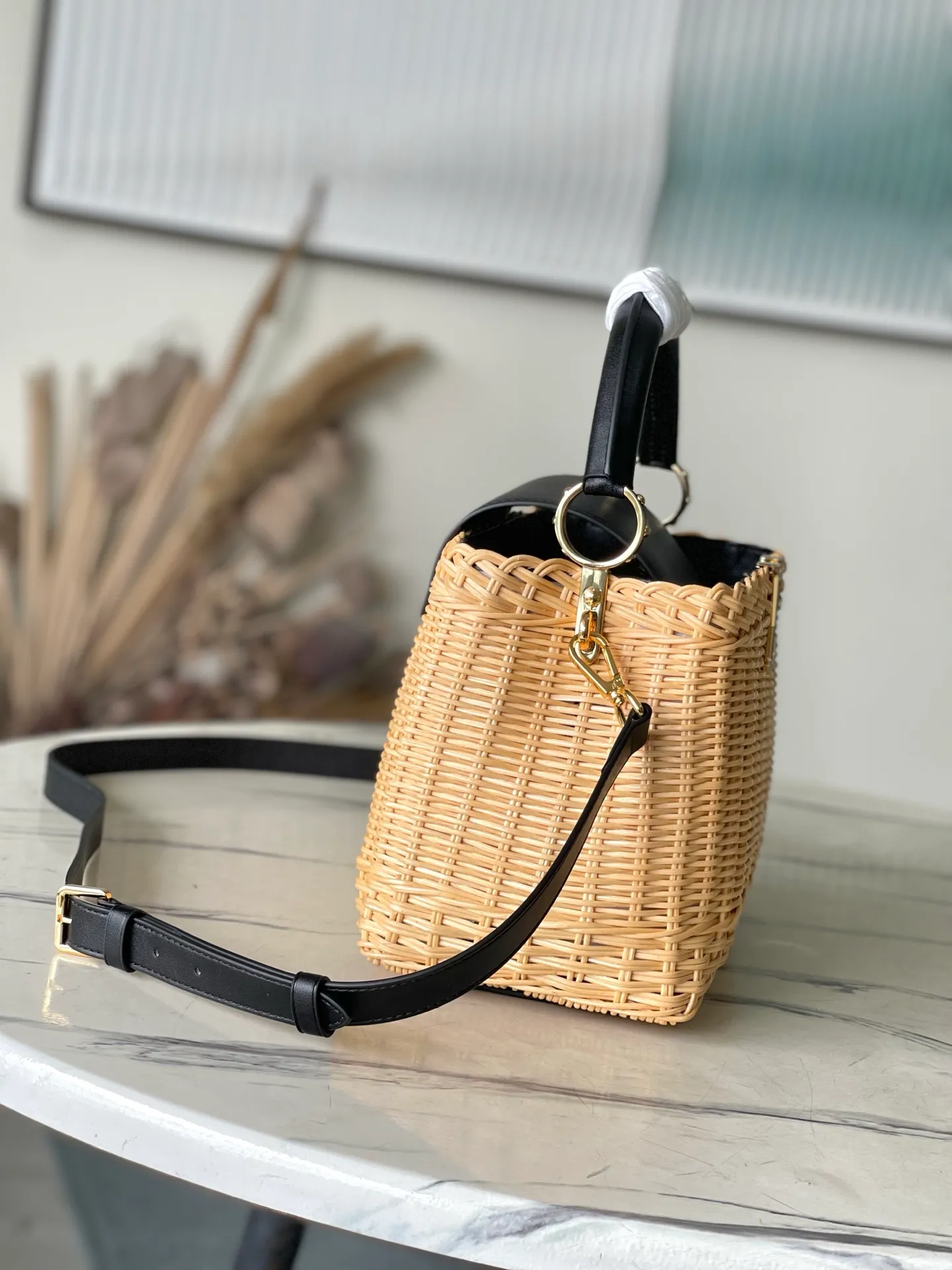 💰2300 Premium Original Leather M14366 Black Small This CapucinesBB handbag traces back to the Picnic hard case launched by the brand in 1892, conveying holiday style with its sophisticated design. The rattan bag body requires several days of ingenious weaving to complete, and it has enough space to easily accommodate daily needs. The flip cover can be placed on both the inside and outside at will, and the LV letters and printed lining reiterate the brand's identity. Dimensions: 18 × 27 × 9 cm